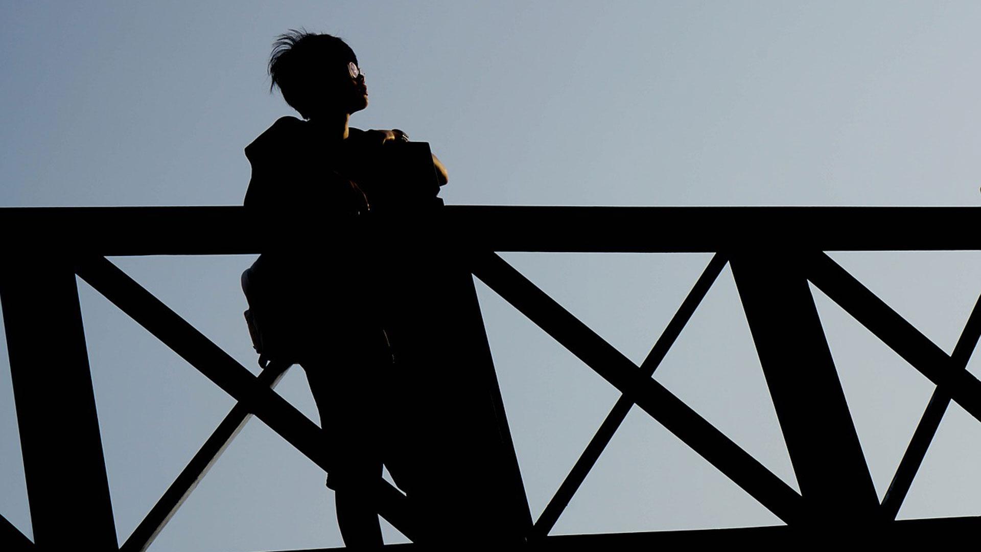 Un niño solo en un puente
