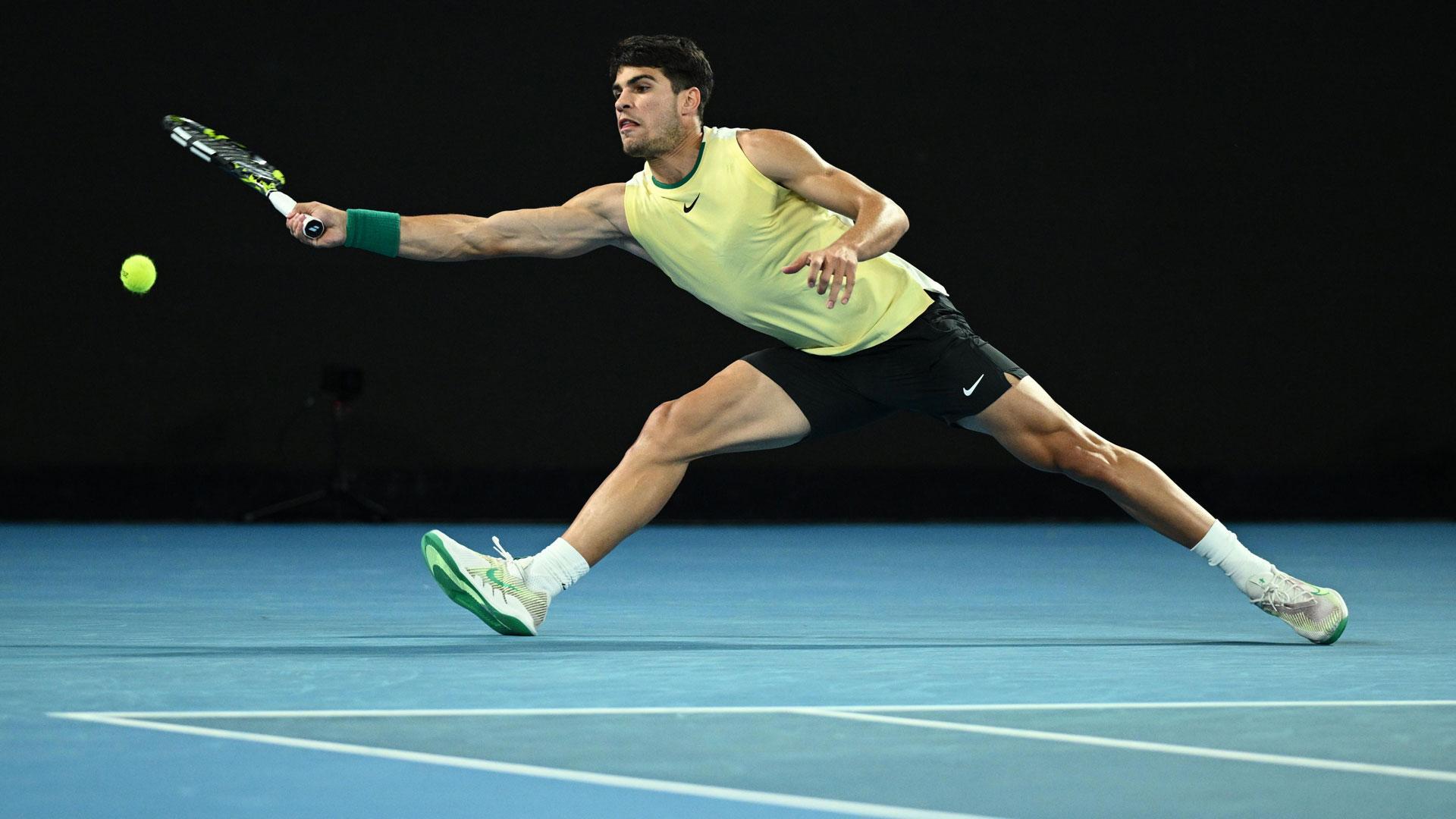 El tenista Carlos Alcaraz en una jugada del partido de octavos de final del Abierto de Australia que le ha enfrentado al serbio Miomir Kecmanovic