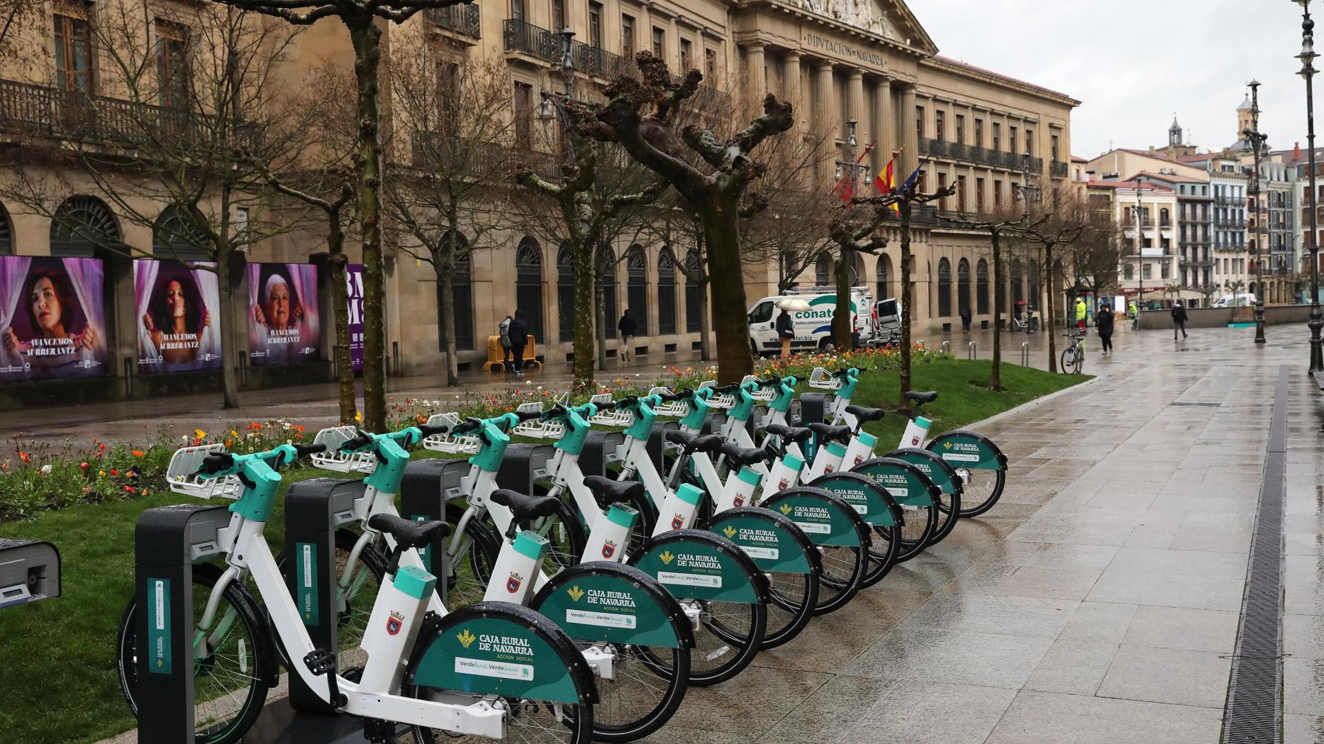 Bicicletas del Ayuntamiento aparcadas en frente de la sede del Gobierno de Navarra.