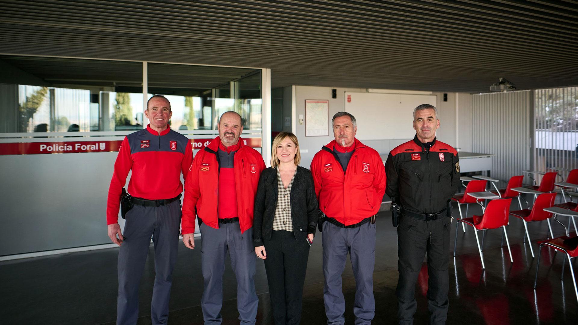 EN LA COMISARÍA DE LA POLICÍA FORAL De izquierda a derecha, el inspector Sergio Pintre; el comisario Ángel Fernández; la consejera Amparo López; y los comisarios José Luis Calvillo y Miguel Ángel Vicente