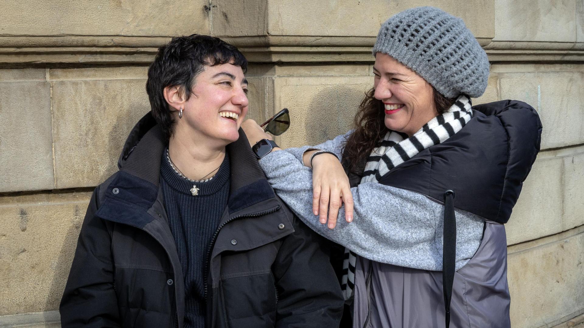 María Dain (izquierda) y Natalia Ardanaz, en la Plaza del Castillo