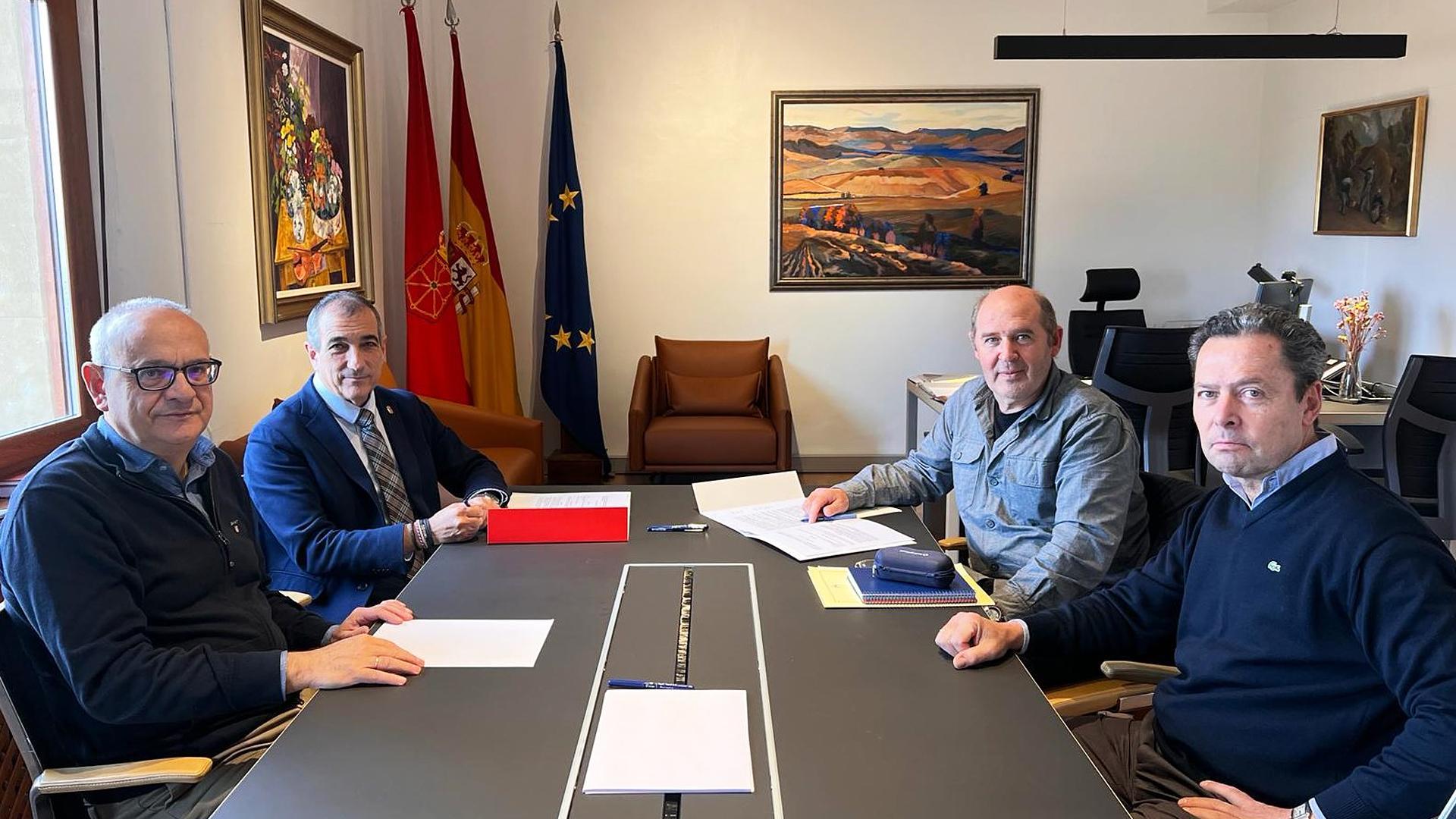 De izda. a dcha. José Antonio Marcén, Óscar Chivite, Miguel Martín y Rafael Araujo durante la reunión