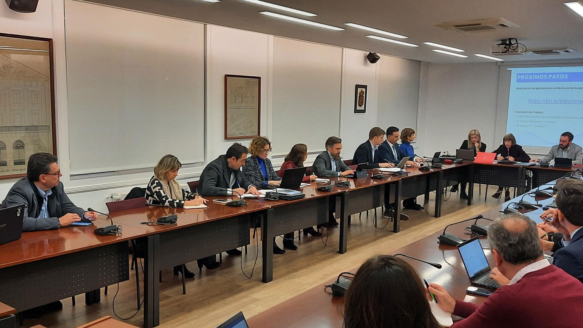 Representantes de empresas, organizaciones y entidades de la Comunidad Foral, en la primera Mesa de Trabajo de la Industria, dedicada a Gobernanza