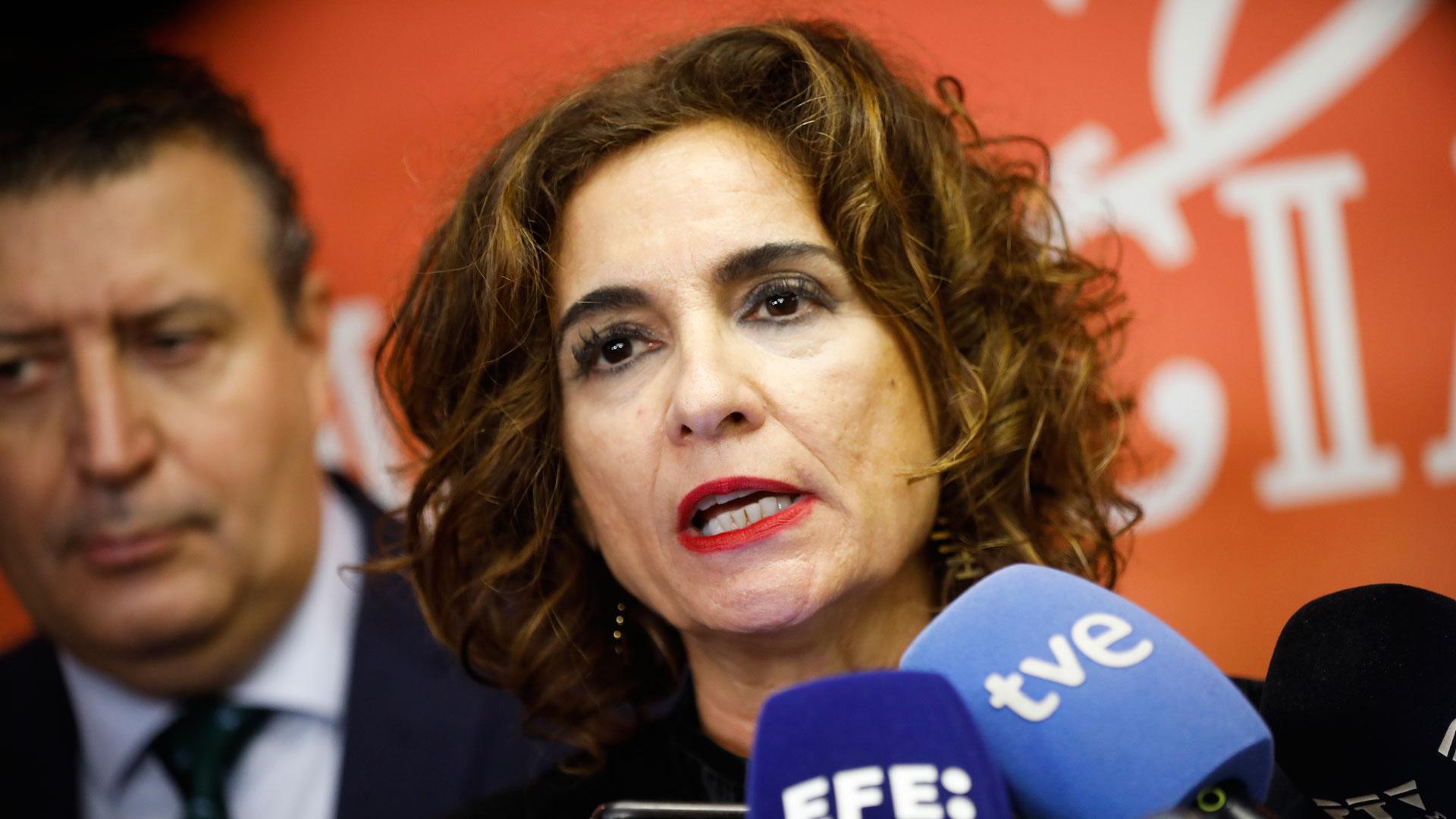 La vicepresidenta primera del gobierno, María Jesús Montero, habla con la prensa este martes