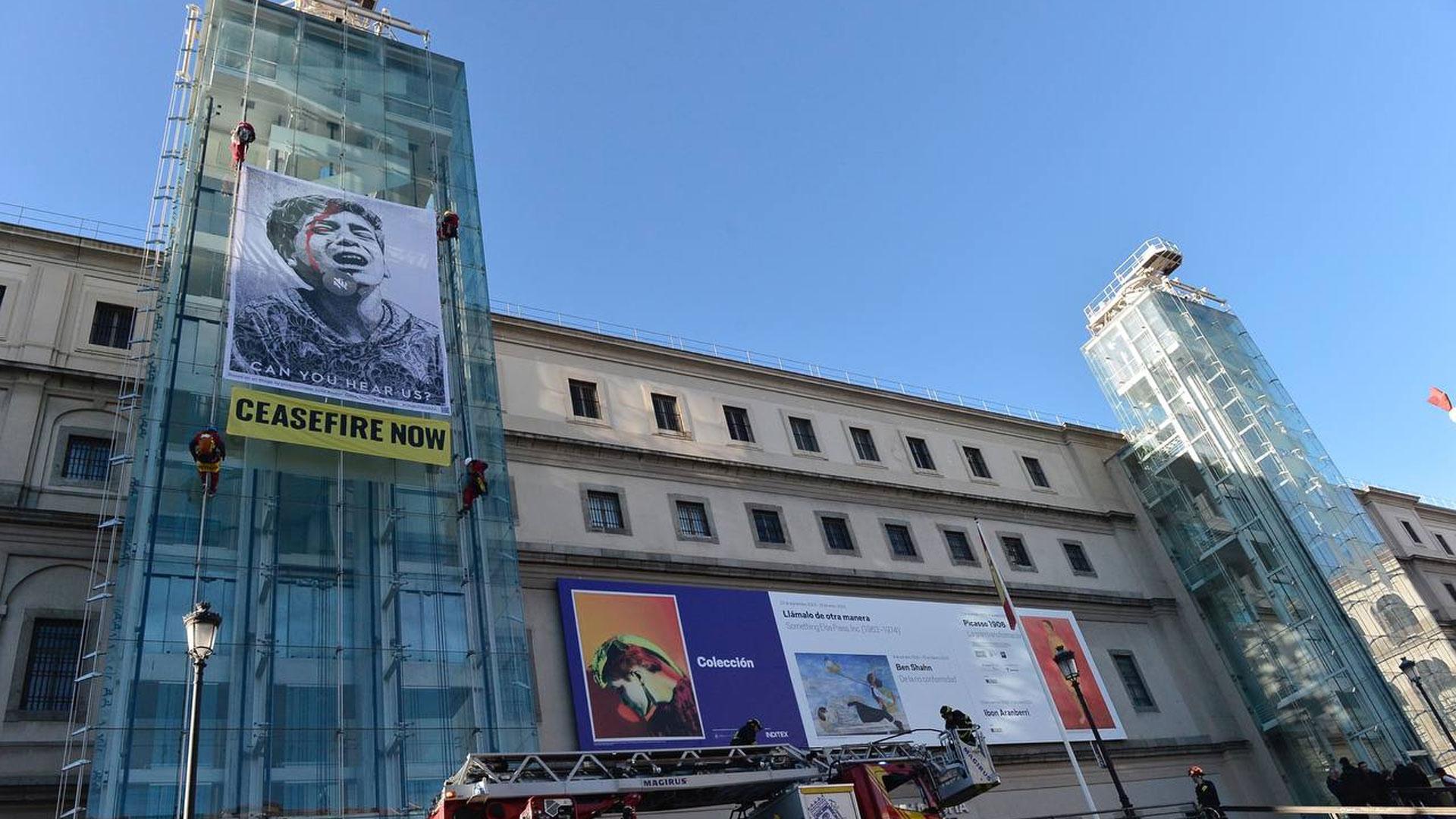 Un grupo de activistas de Greenpeace ha escalado este miércoles el Museo de Arte Reina Sofía para denunciar los ataques de Israel en Gaza y reclamar un alto el fuego