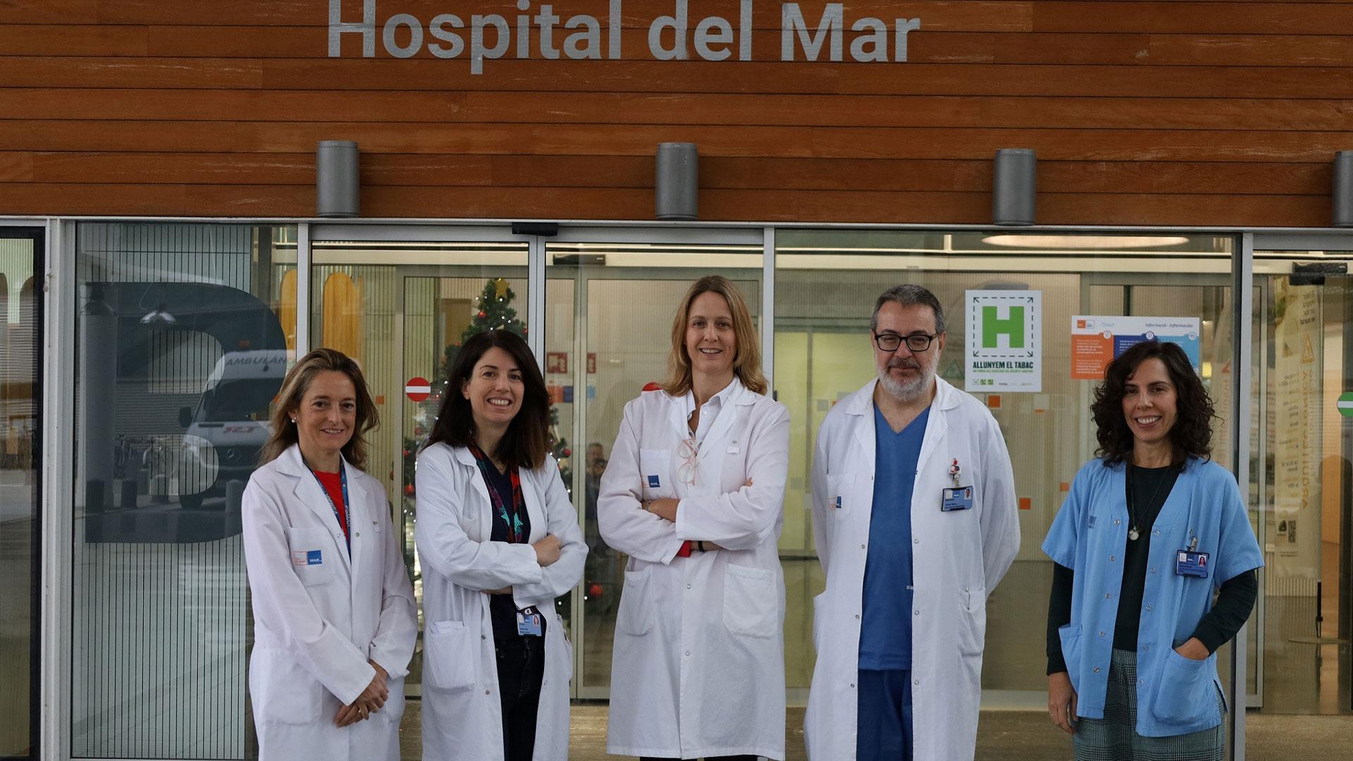Los investigadores que han participado en el estudio para validar un test de biopsia líquida en sangre para detectar el cáncer de colon: Beatriz Bellosillo, Joana Vidal, Xavier Bessa y Andrea Burón