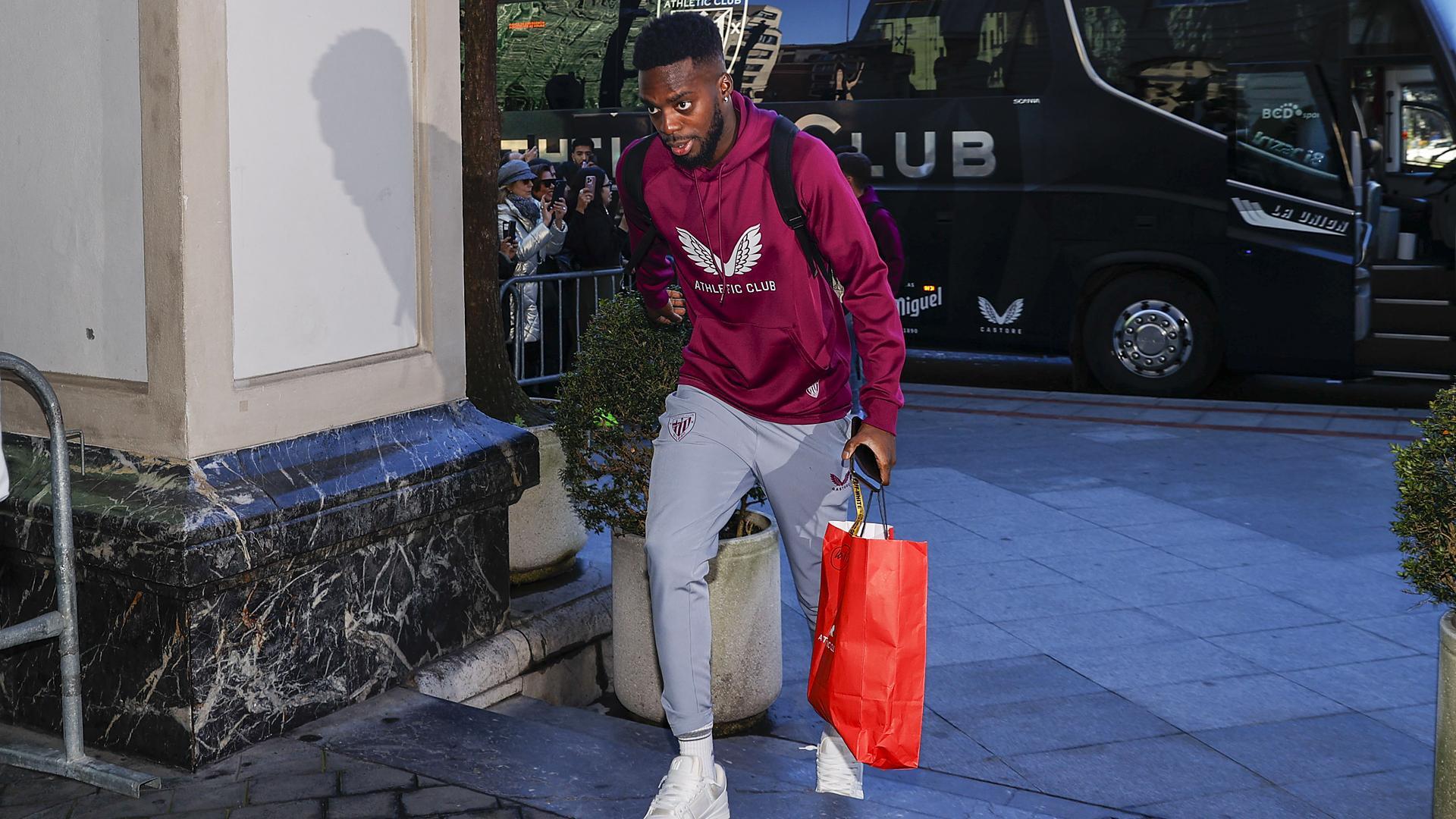 Iñaki Williams, a su llegada a Bilbao, tras regresar en las últimas horas de la Copa de África./