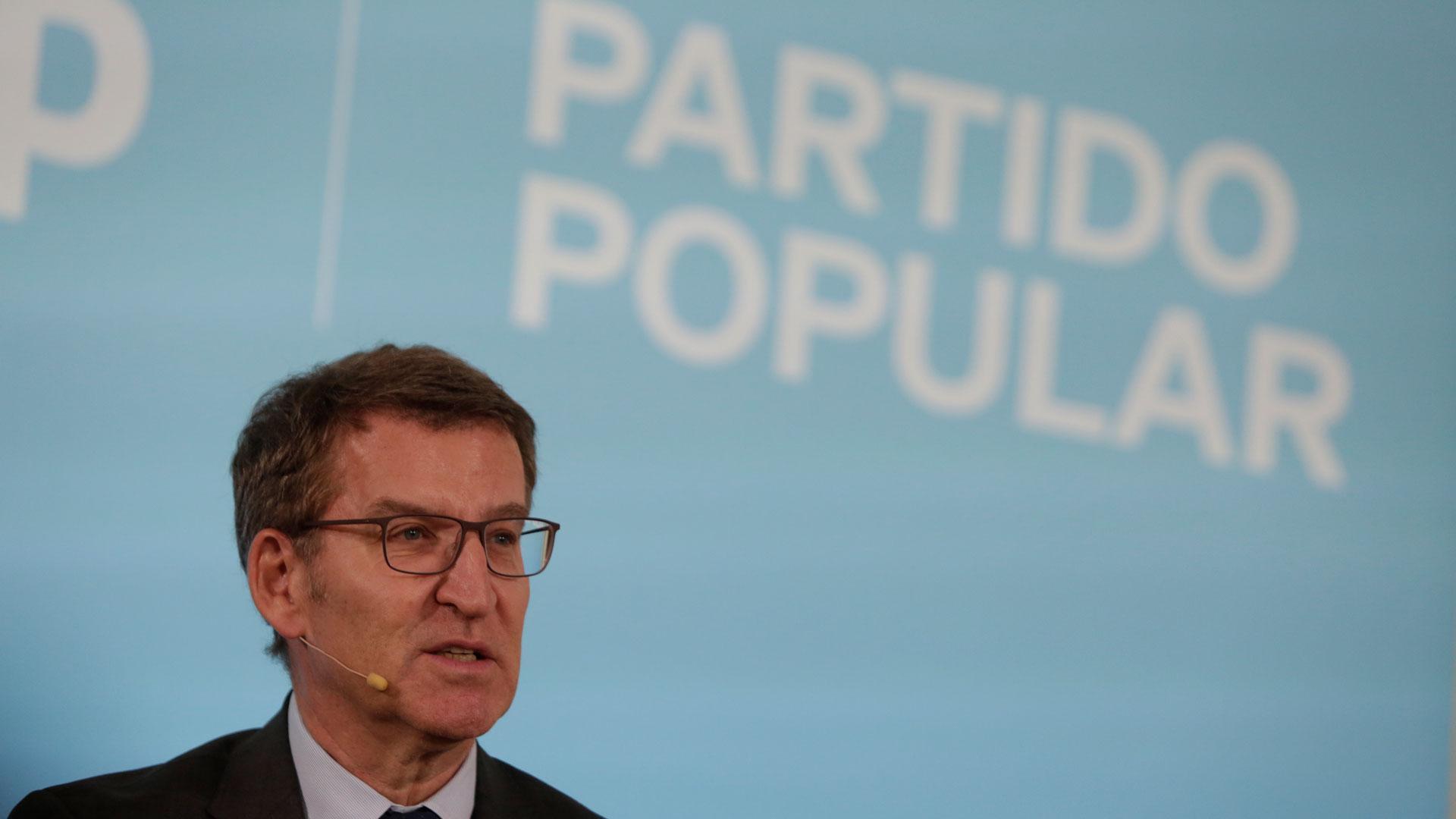 El presidente del Partido Popular, Alberto Núñez Feijóo, participa durante un coloquio del ámbito educativo en León