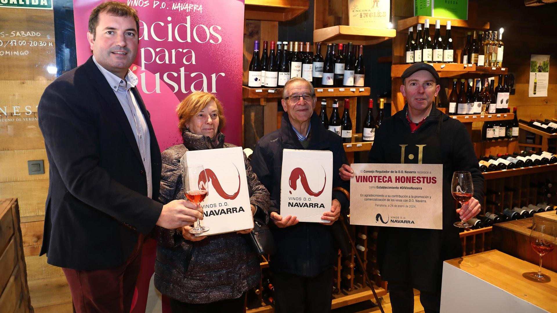 Desde la izda.: David Palacios (presidente de D.O. Navarra), Ana Isabel Iriarte, Fermín Berrade (ganadores del premio) y Javier Flamarique (trabajador de la vinoteca Honestus).