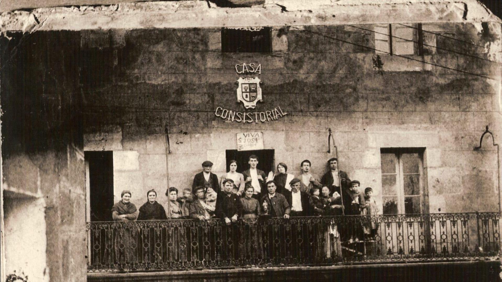 Instantánea de enero de 1934, con la antigua sede del Ayuntamiento que albergó la primera biblioteca.
