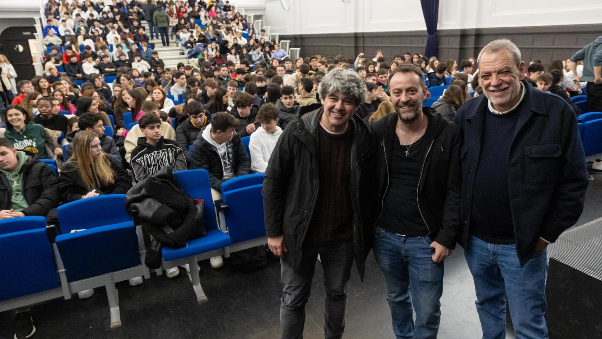 De izda. a dcha.: Antonio Mercero, Agustín Martínez y Jorge Díaz, en el encuentro con los alumnos del Colegio Jesuitas de Tudela