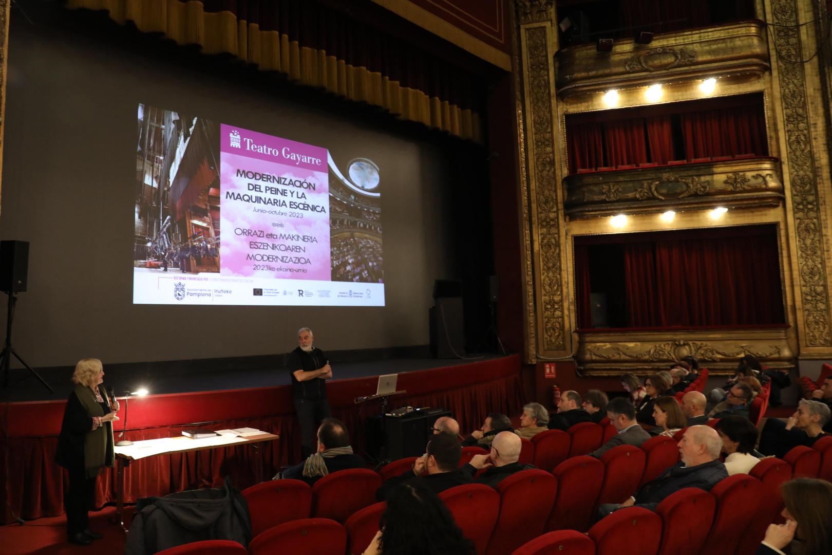 Grego Navarro, directora del Teatro Gayarre, y Santos García Lautre, director técnico, durante la sesión de este miércoles