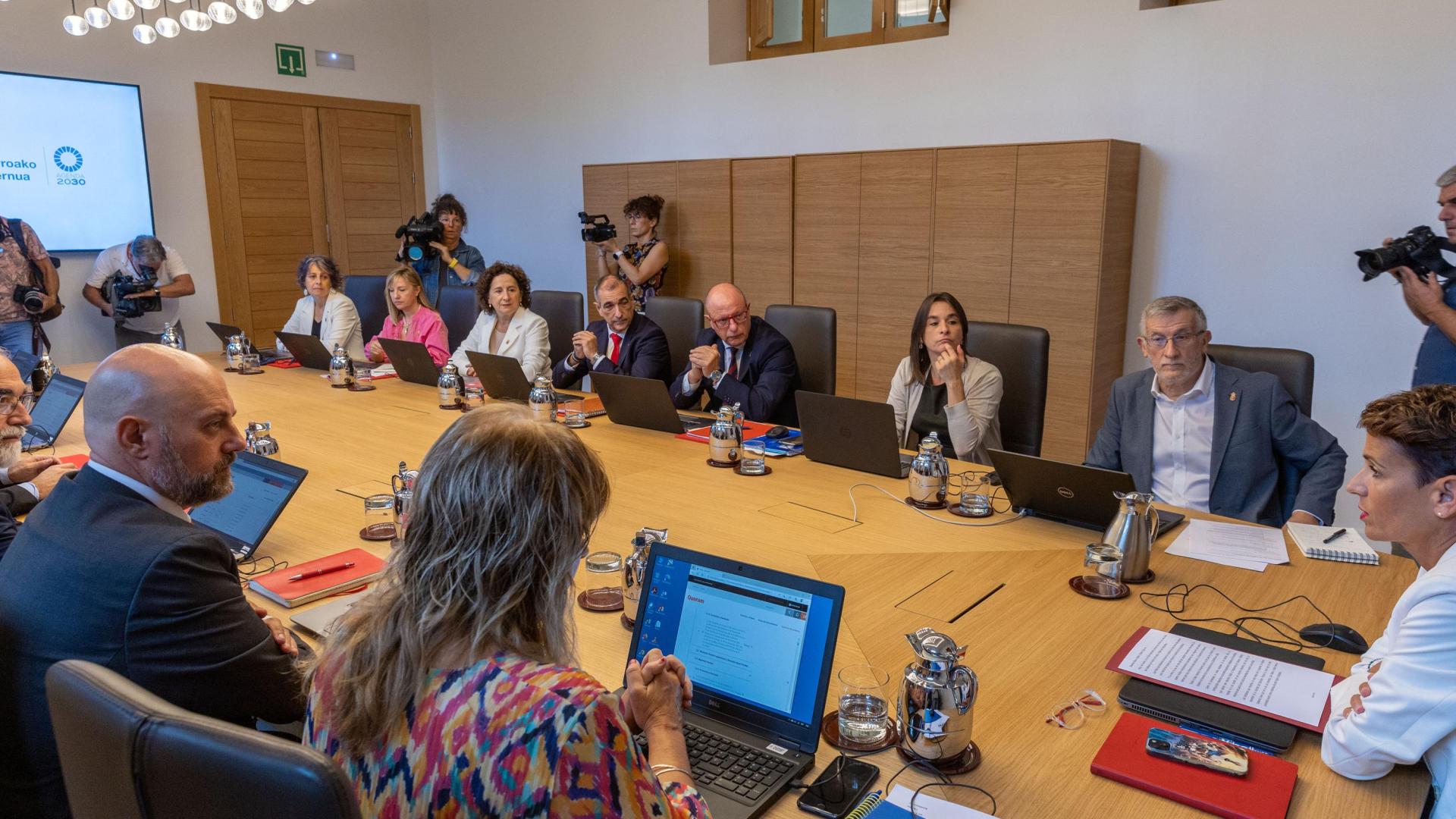 La presidenta y el resto de sus vicepresidentes y consejeros, en una sesión de trabajo el pasado mes de septiembre