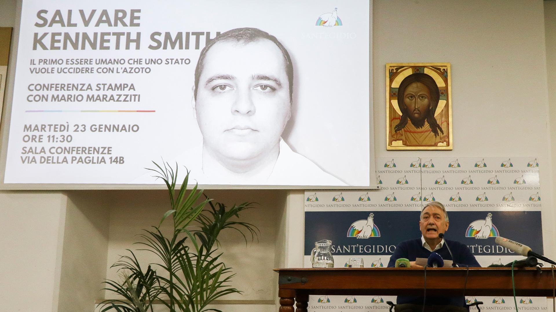 El cofundador de la Coalición Mundial contra la Pena de Muerte y miembro de la comunidad de San Egidio, Mario Marazziti, ofrece una rueda de prensa en Roma, Italia, donde denunció el método con el que será ejecutado el preso estadounidense Kenneth Smith