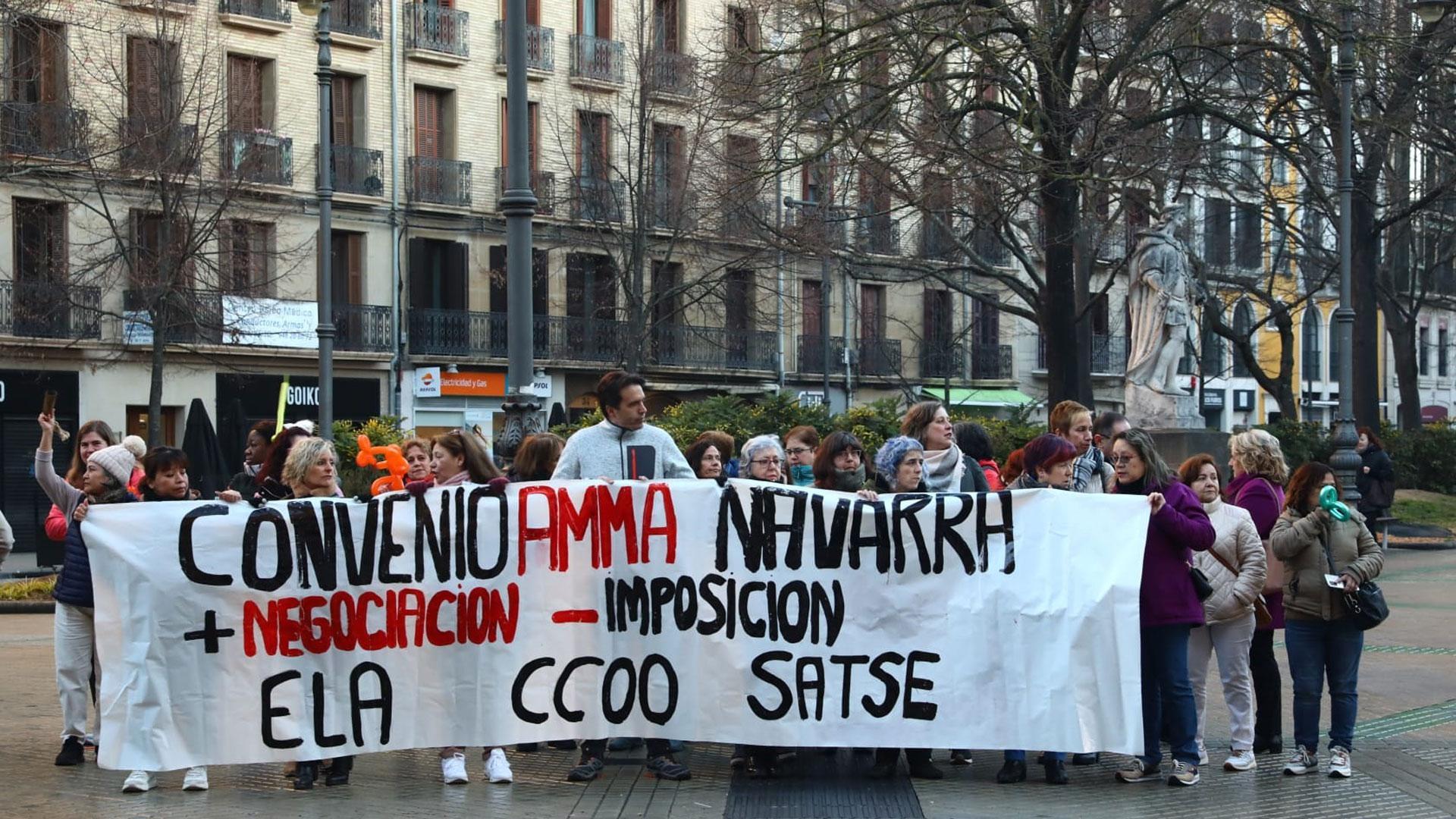 Protesta de los trabajadores de Amavir frente el Parlamento foral para expresar su protesta por el "bloqueo" en la negociación del convenio colectivo