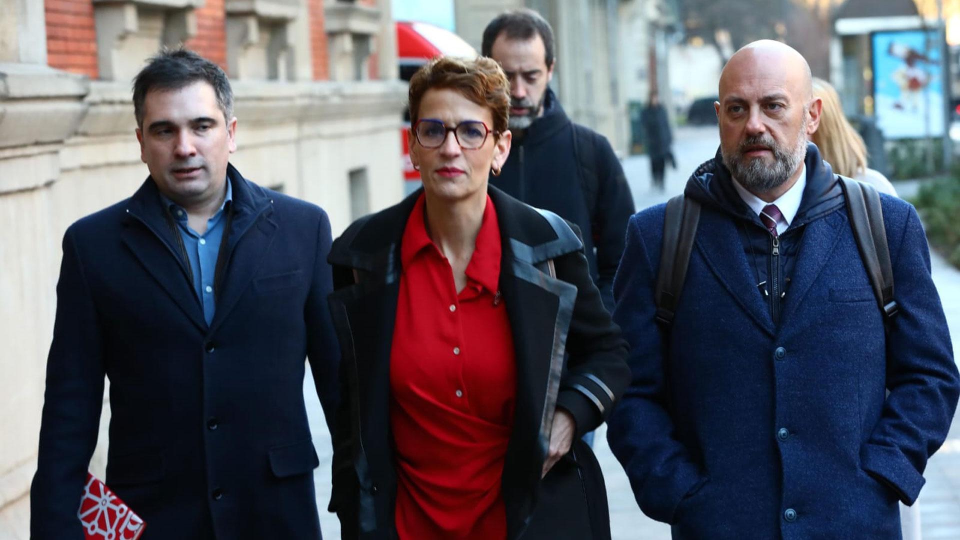 La presidenta María Chivite, a su llegada al pleno del Parlamento de este jueves junto al consejero José Luis Arasti y el director general de Comunicación, Miguel Moreno
