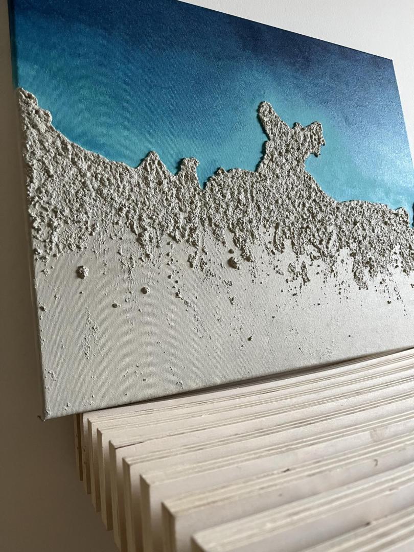 Lienzo de una costa con texturas creado por la arista pamplonesa Patricia Orbaiceta