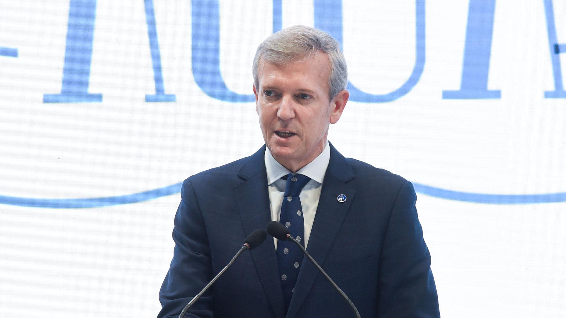 El presidente de la Xunta de Galicia, Alfonso Rueda, durante la rueda de prensa en el estand de Galicia en FITUR