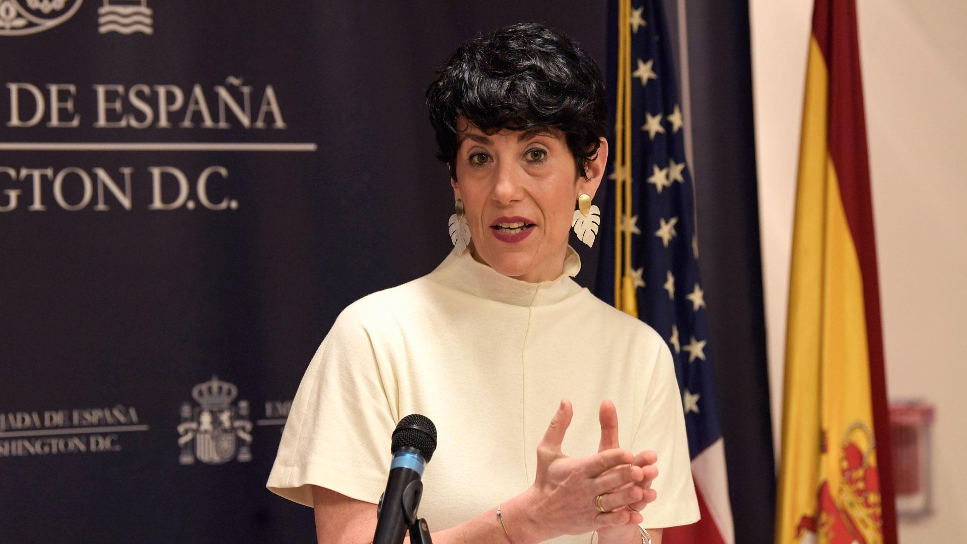La ministra de Inclusión, Seguridad Social y Migraciones, Elma Saiz, habla durante una rueda de prensa en la sede de la Embajada española en Washington