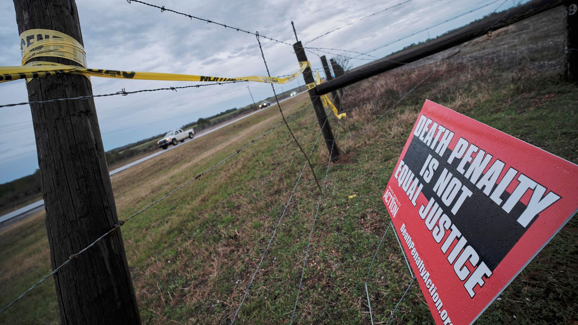 Un cartel de protesta contra la pena de muerte en el exterior Centro correccional Coleman donde el estado de Alabama ejecutó mediante gas nitrógeno al preso Kenneth Eugene Smith