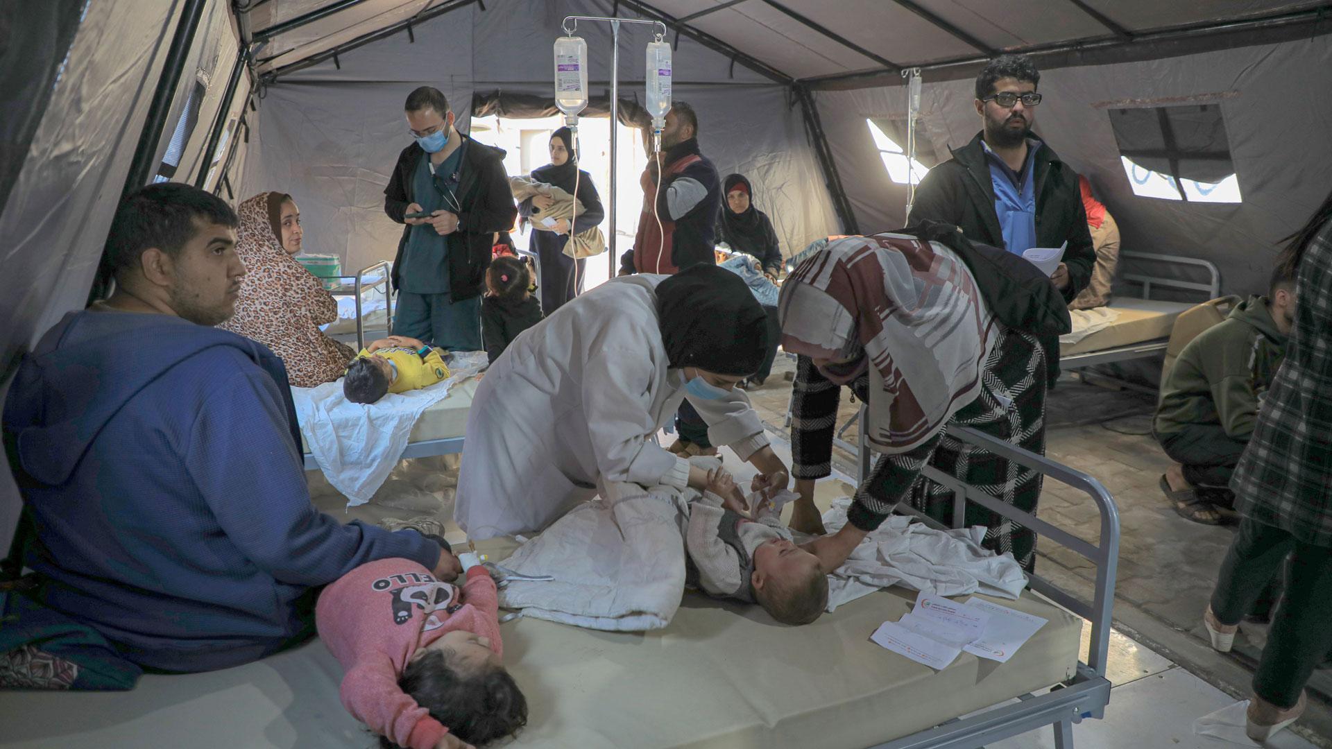 Varios niños son atendidos por sanitarios en un hospital temporal en la ciudad de Rafah, en el sur de la Franja de Gaza