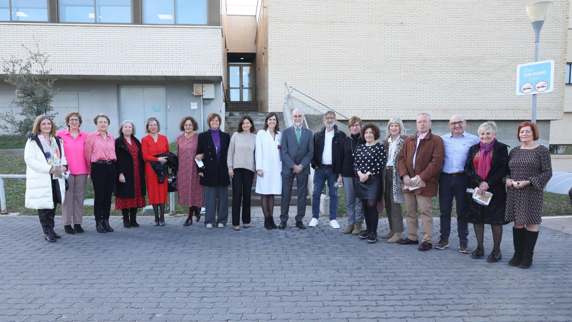 El consejero de Salud, Fernando Domínguez, y la gerente del Área de Salud de Tudela, Ana Campillo, junto al personal homenajeado en el exterior del Hospital Reina Sofía de Tudela