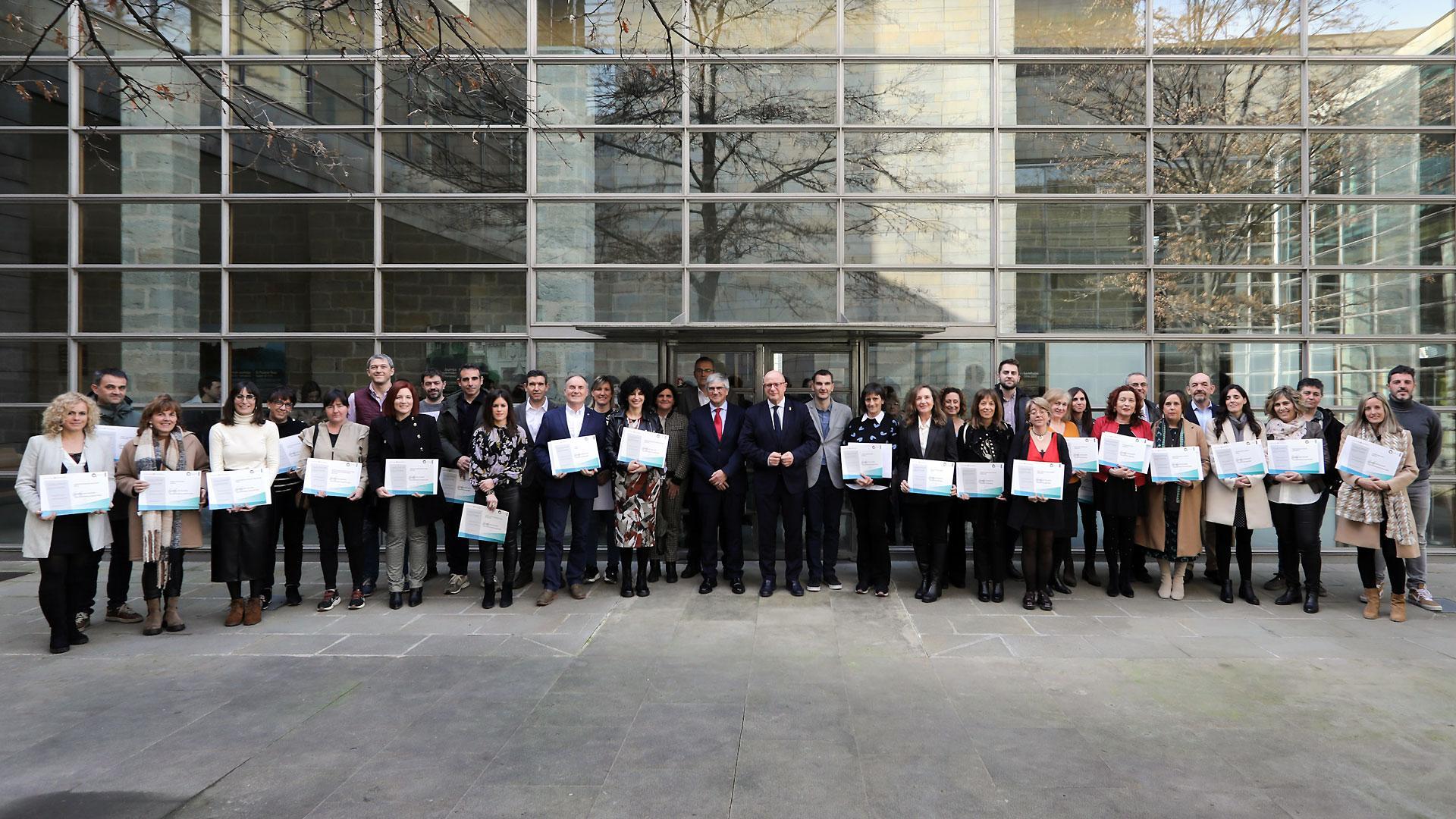 El consejero Gimeno, junto a representantes de los centros educativos públicos reconocidos