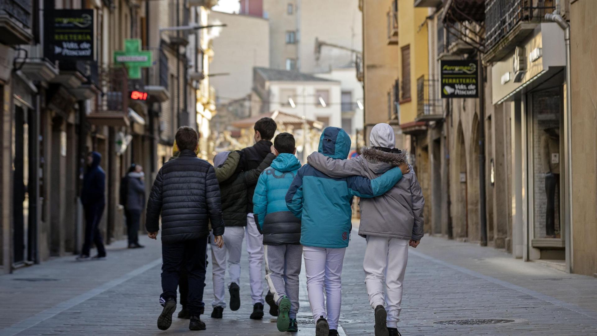 Un grupo de jóvenes sangüesinos camina, en una mañana de invierno, por la calle Mayor de Sangüesa