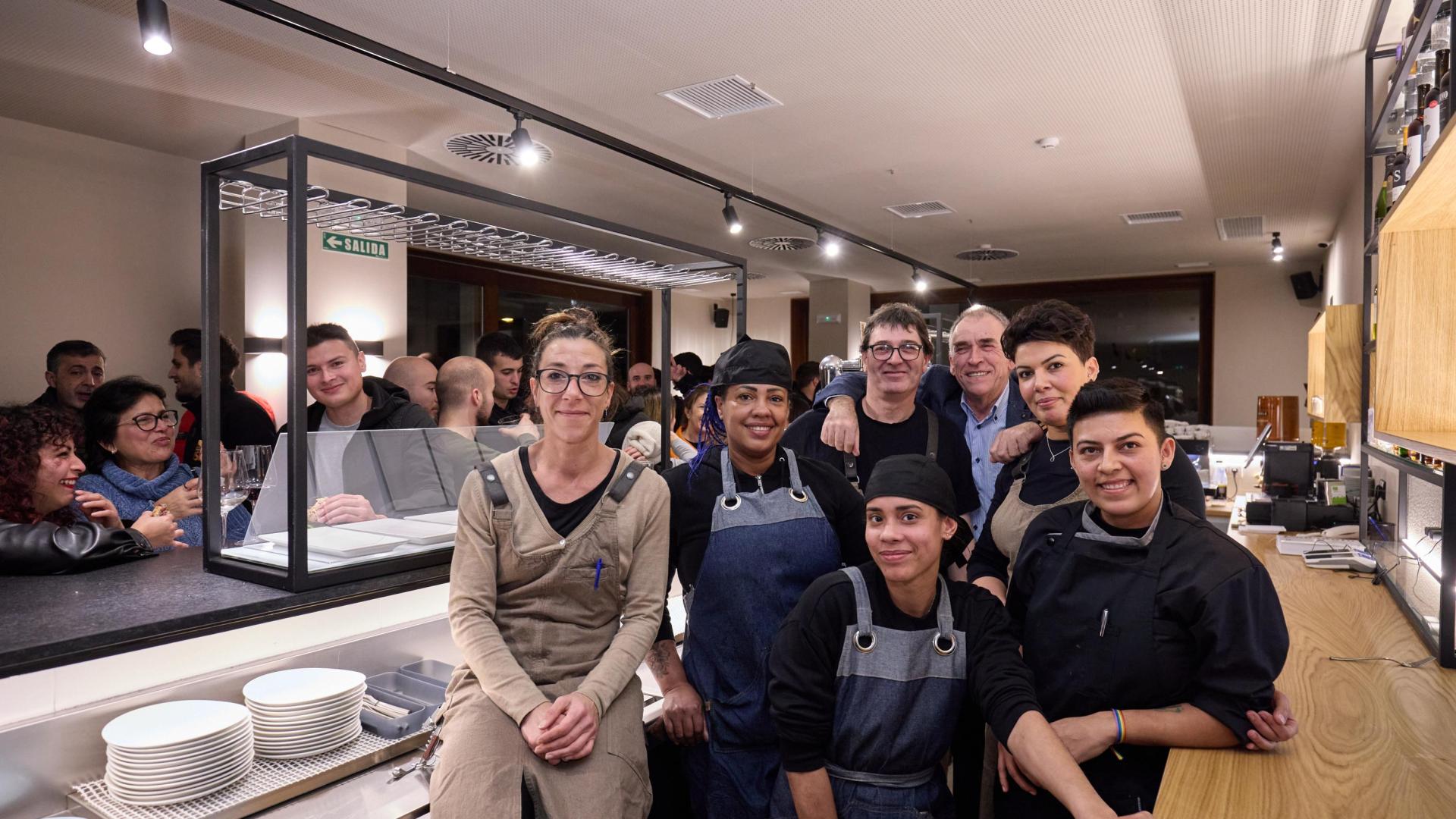 El equipo del bar restaurante Biguri, en la avenida de Mugartea número 21