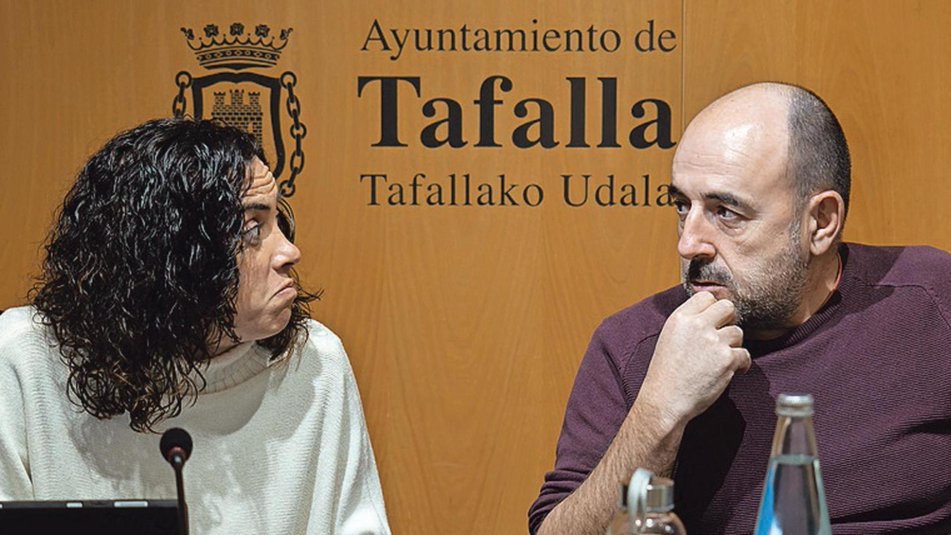 Gontzal Ibarrola charla Maitane Fernández en el pleno