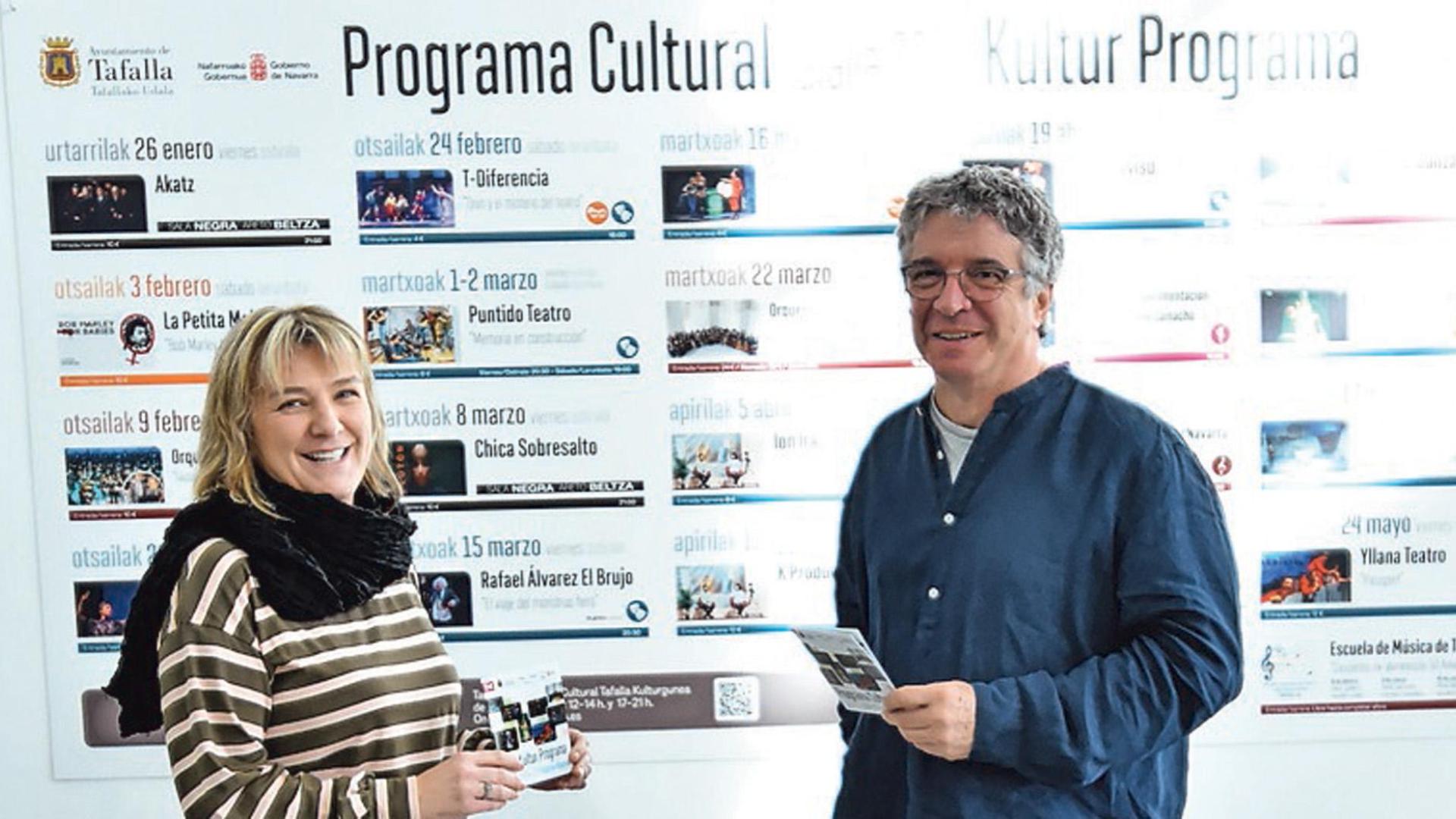 La concejala de Cultura, Marta Gómez; y el coordinador Atxu Ayerra presentaron la programación de los próximos meses