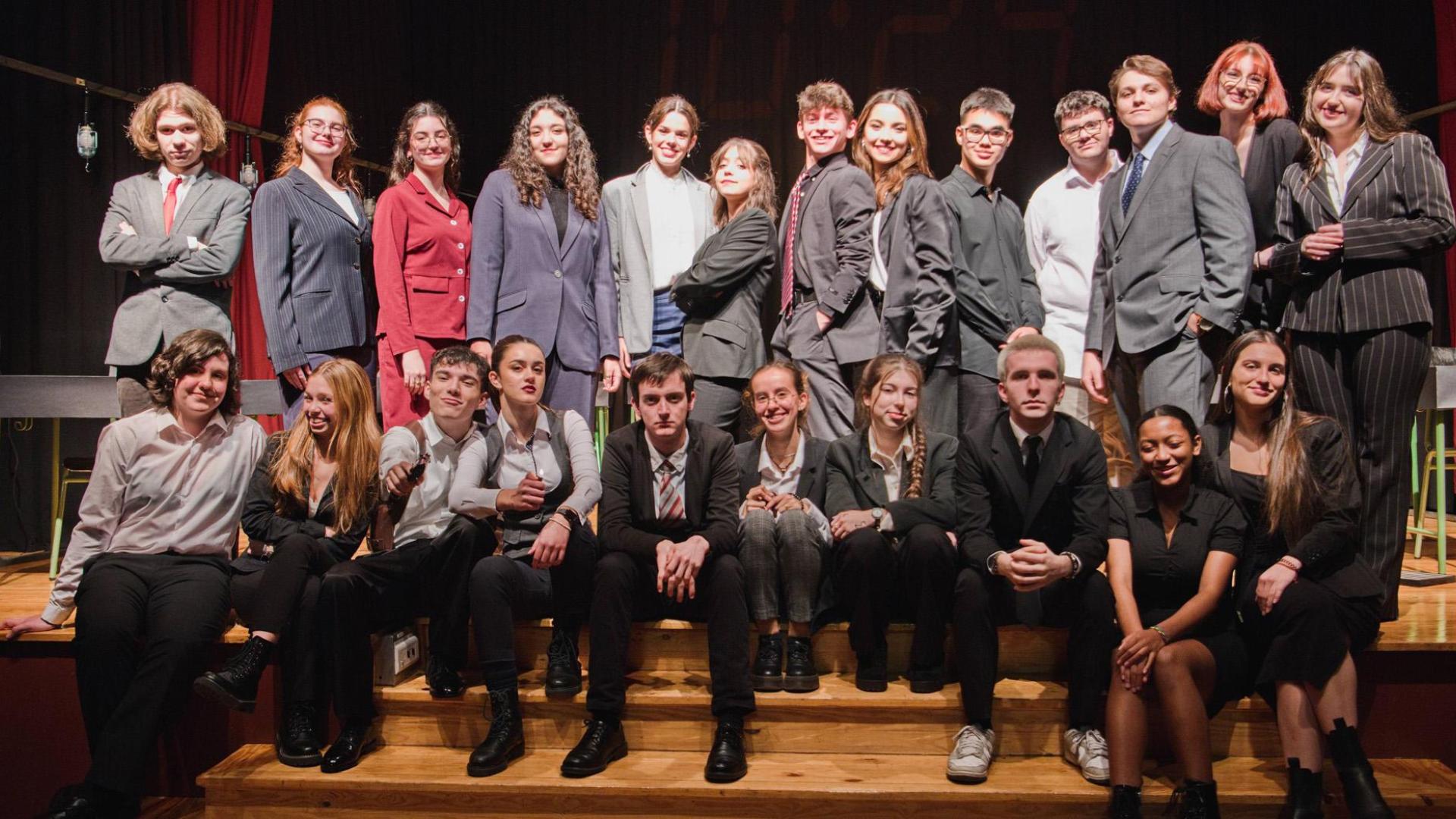 El doble elenco que participa este año en la obra, reunidos en el escenario del salón de actos del IES Plaza de la Cruz
