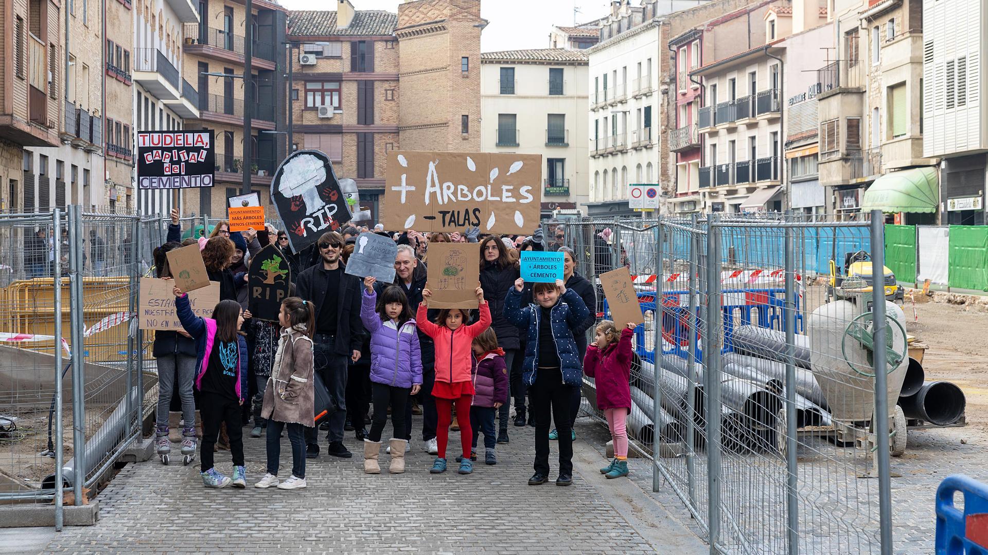Vídeo de la manifestación en Tudela contra la retirada de los árboles de la calle Muro