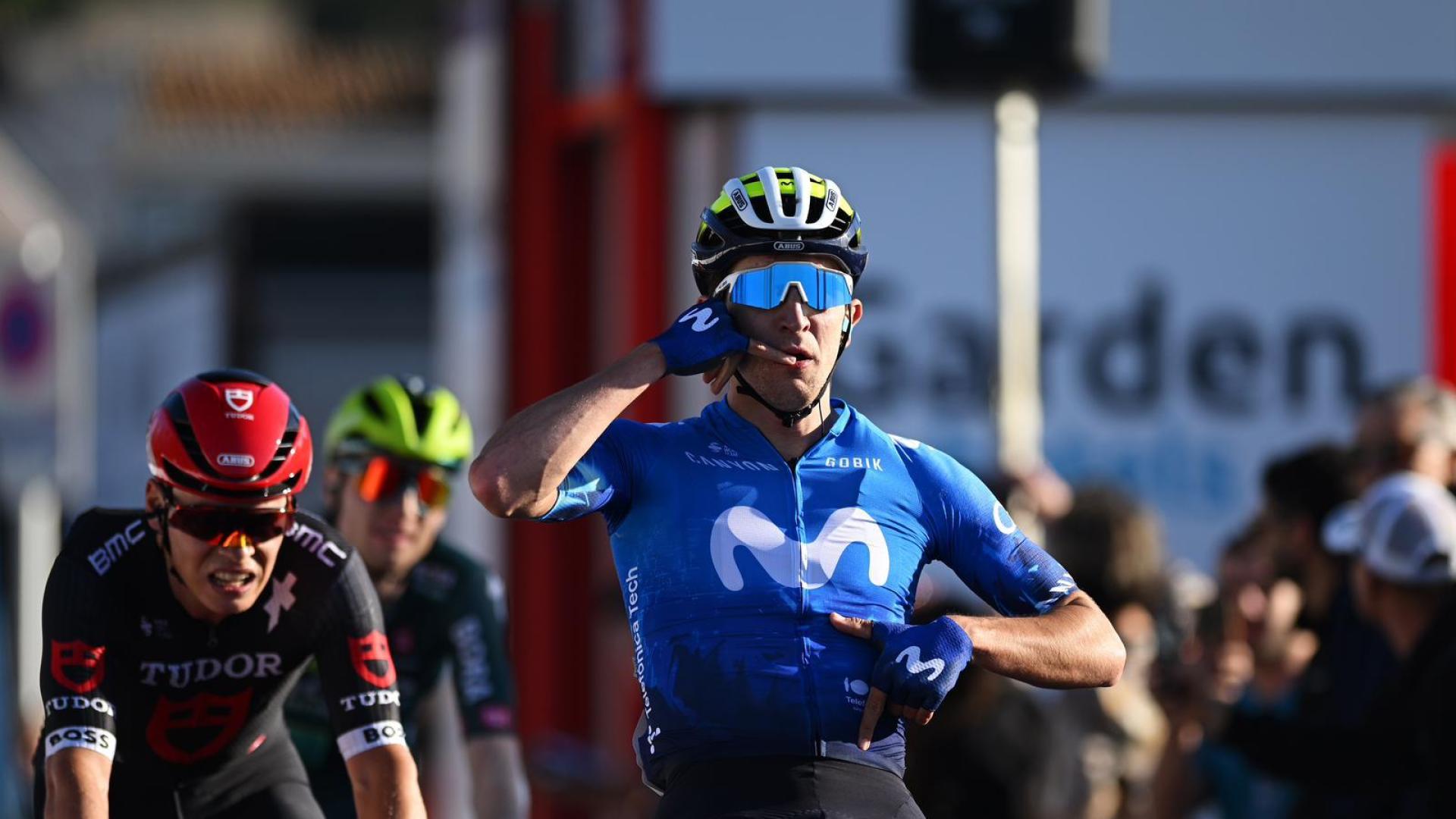 Pelayo celebra la primera victoria del Movistar Team 2024.