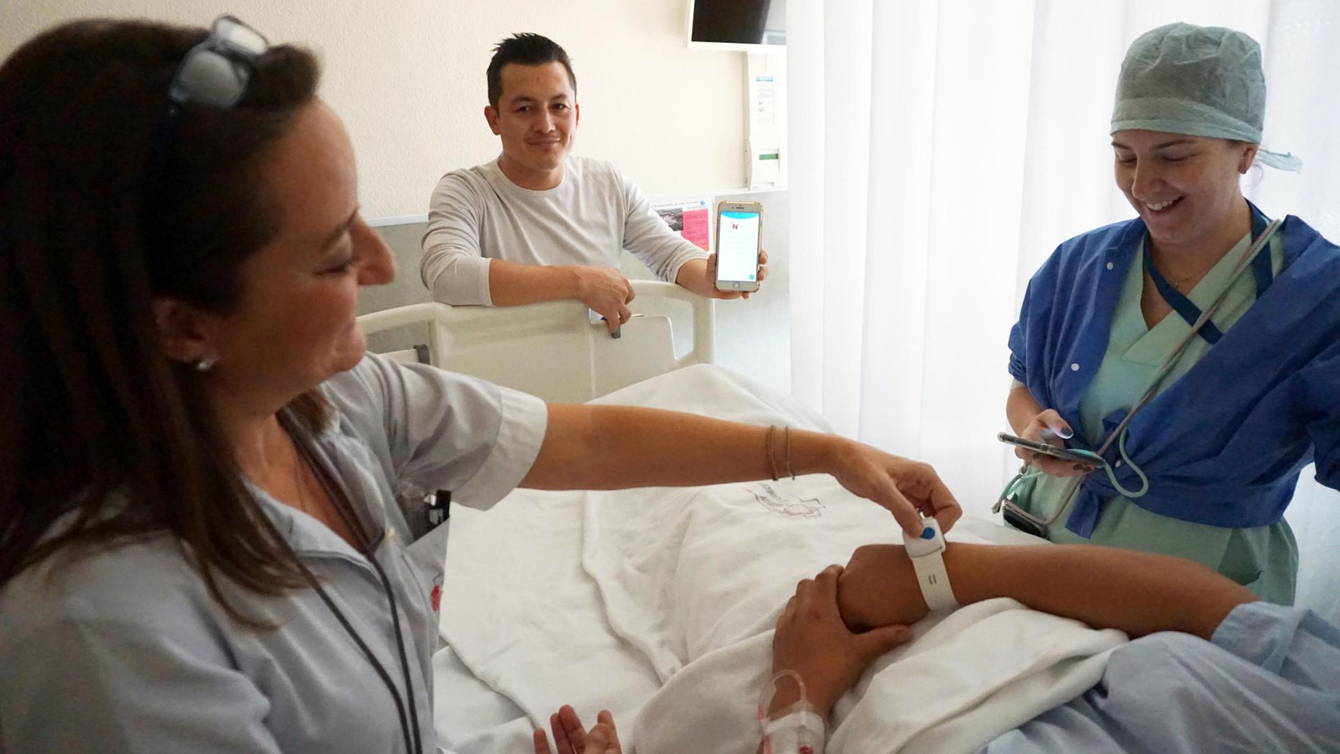 Una paciente del Hospital Reina Sofía de Tudela recibe la pulsera de geolocalización