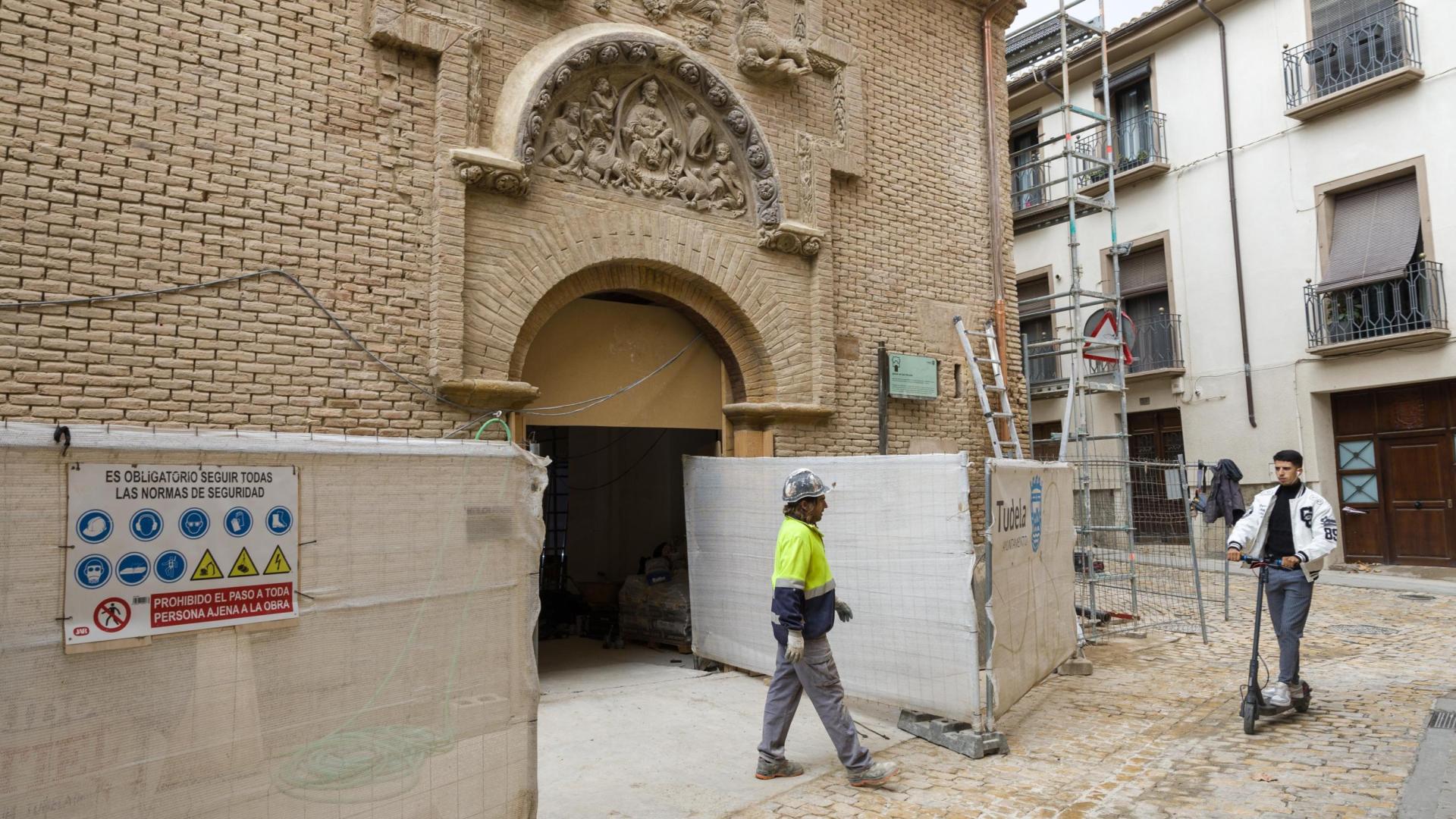 AImagen de la entrada a San Nicolás, con el tímpano sobre la puerta