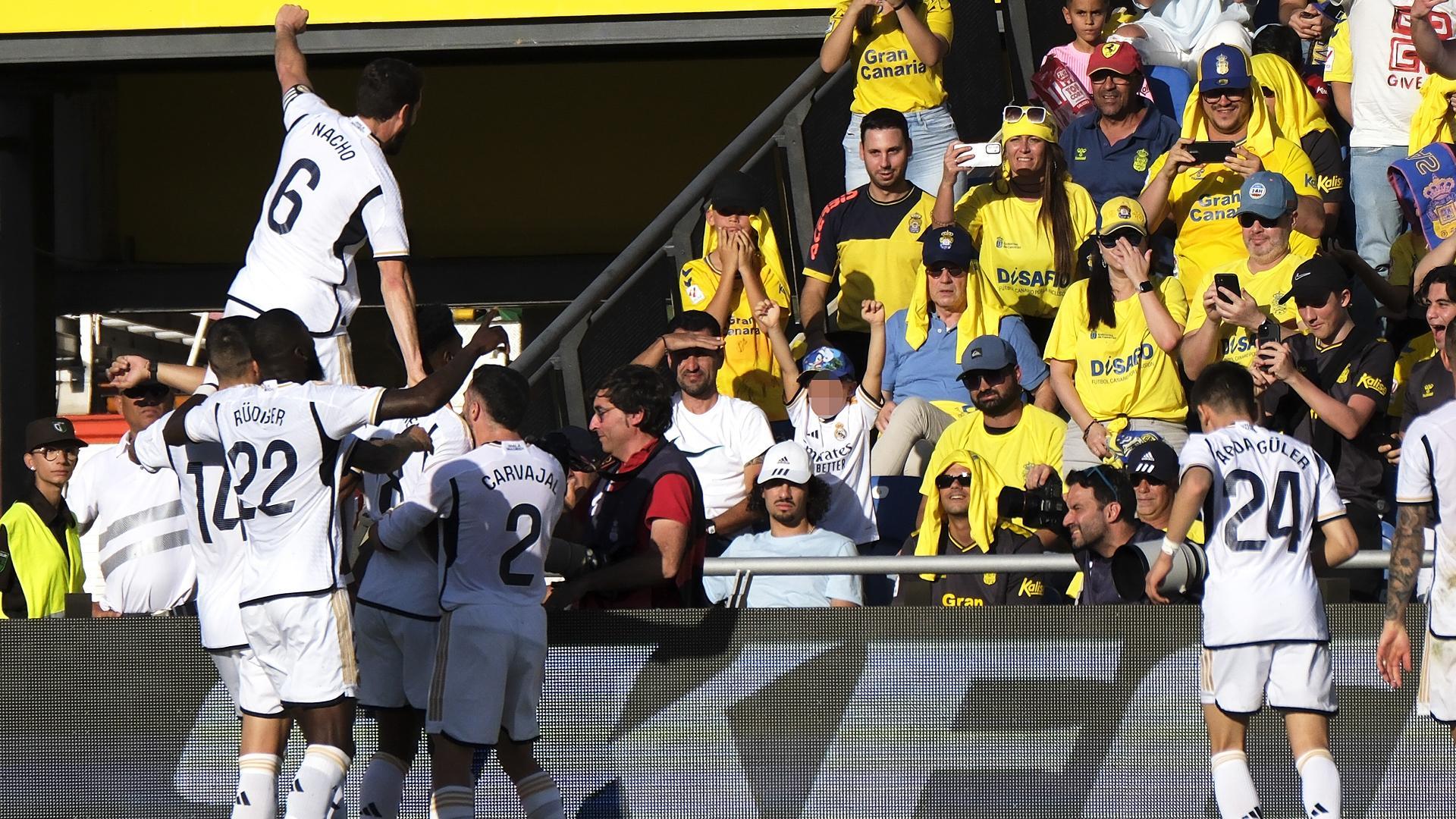 Los jugadores del Real Madrid celebran el segundo tanto, obra de Tchouameni, contra Las Palmas./