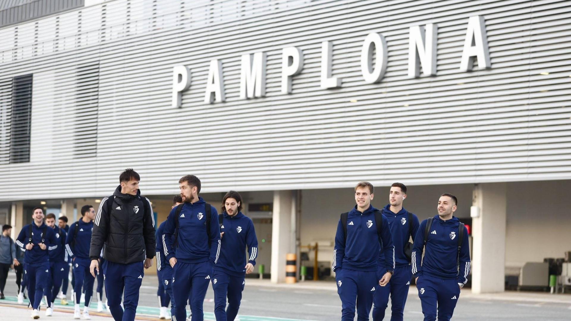 La expedición de Osasuna emprendió su viaje ayer por la tarde en el aeropuerto de Pamplona.