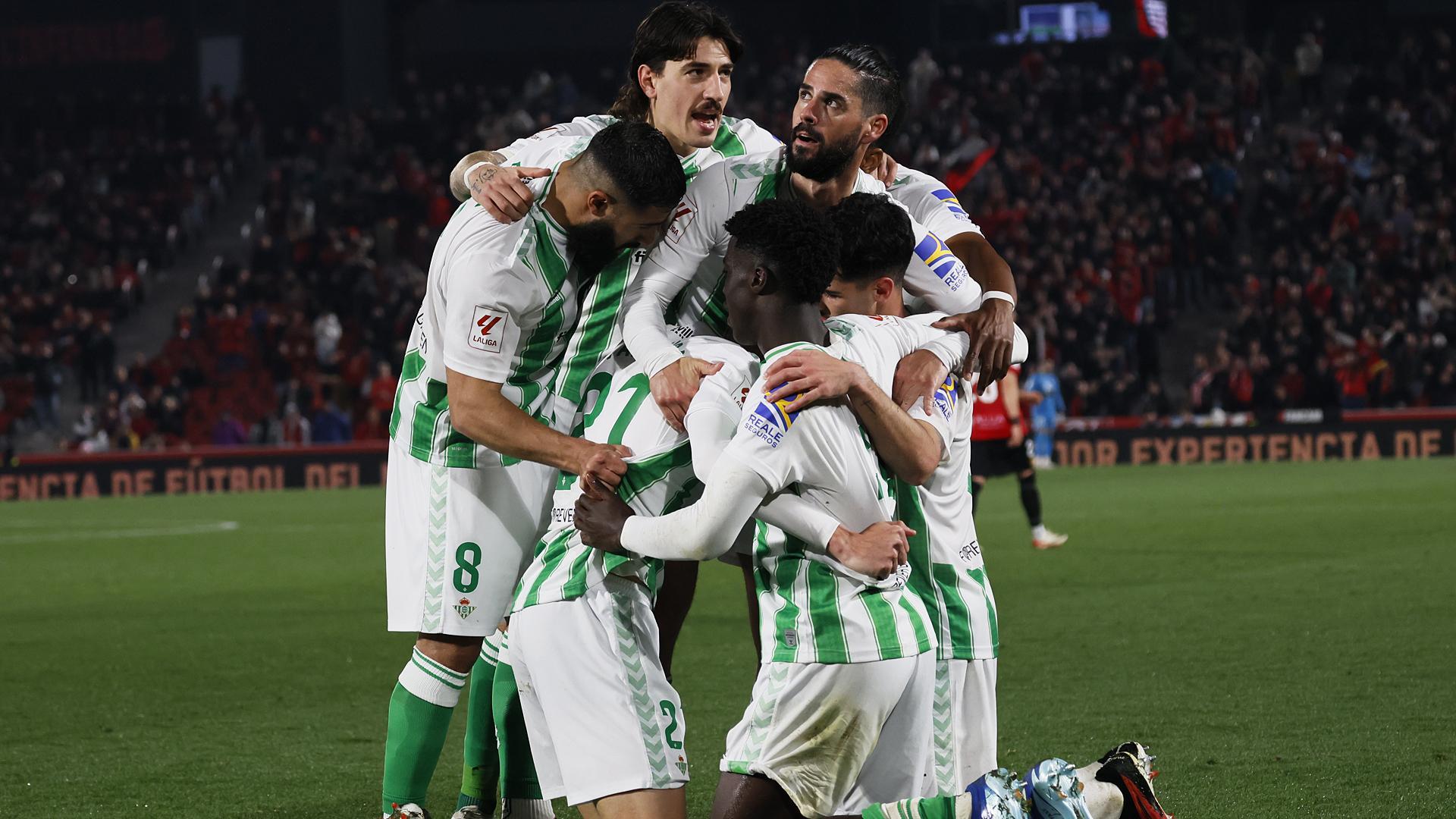 Los jugadores del Betis celebran el tanto de Altimira que les dios los tres puntos en el feudo del Mallorca./