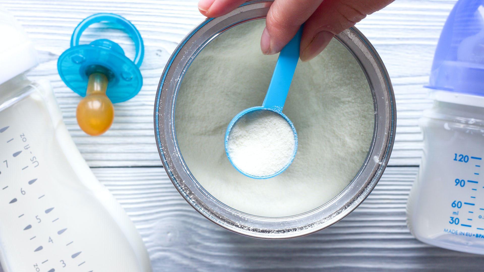 Leche de fórmula para preparar un biberón