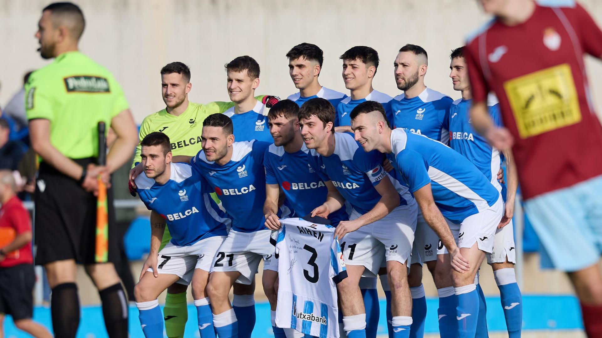 Los jugadores del Ardoi saltaron al campo el sábado con una camiseta de Aihen Muñoz, lateral de la Real Sociedad lesionado