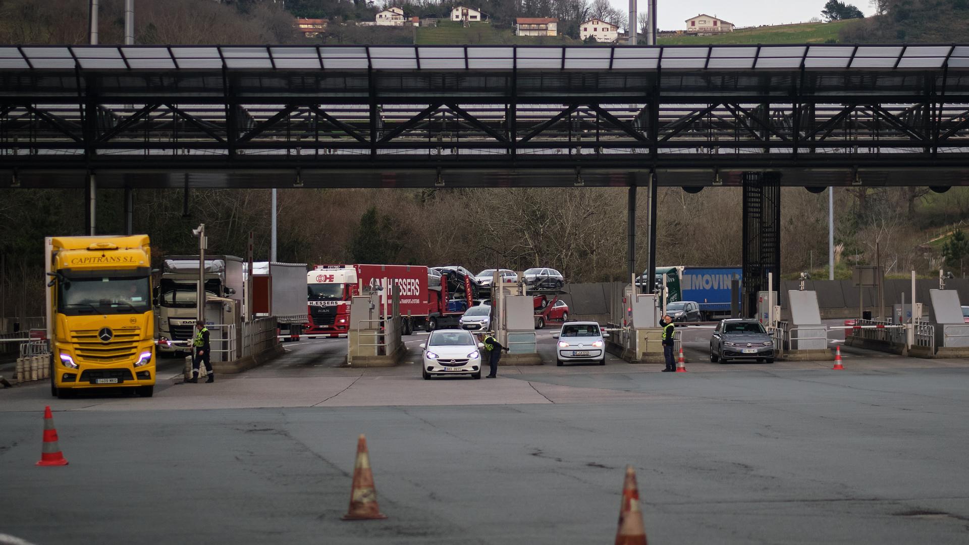 Frontera de Irún con Francia ayer por la tarde, paso principal de los transportistas navarros hacia el país galo