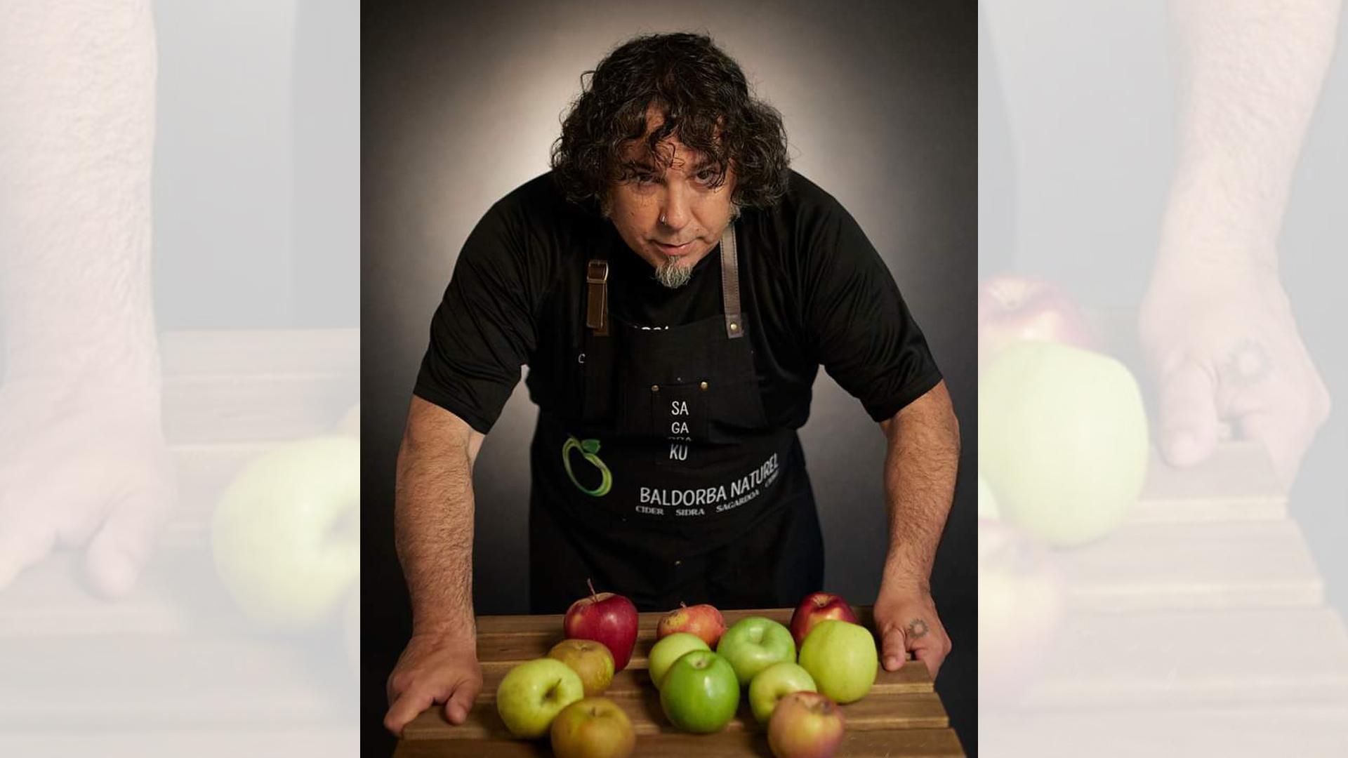 Aingeru Larrasoaña Etchaide cultiva 19 variedades de manzana