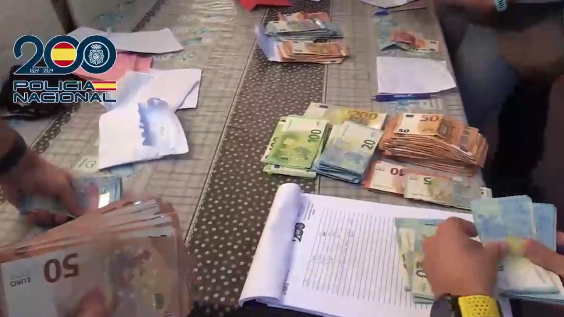 El entramado delincuencial no sólo se lucraba con la prostitución, sino que también se dedicaba a la venta de sustancias estupefacientes, principalmente cocaína, a los clientes que lo demandaran