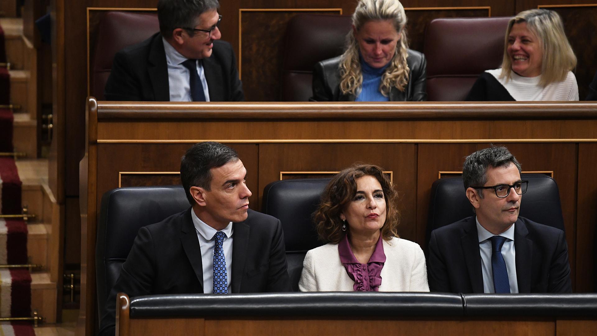 Bancada socialista con Pedro Sánchez; María Jesús Montero y Félix Bolaños durante lasesión plenaria en el Congreso de los Diputados./