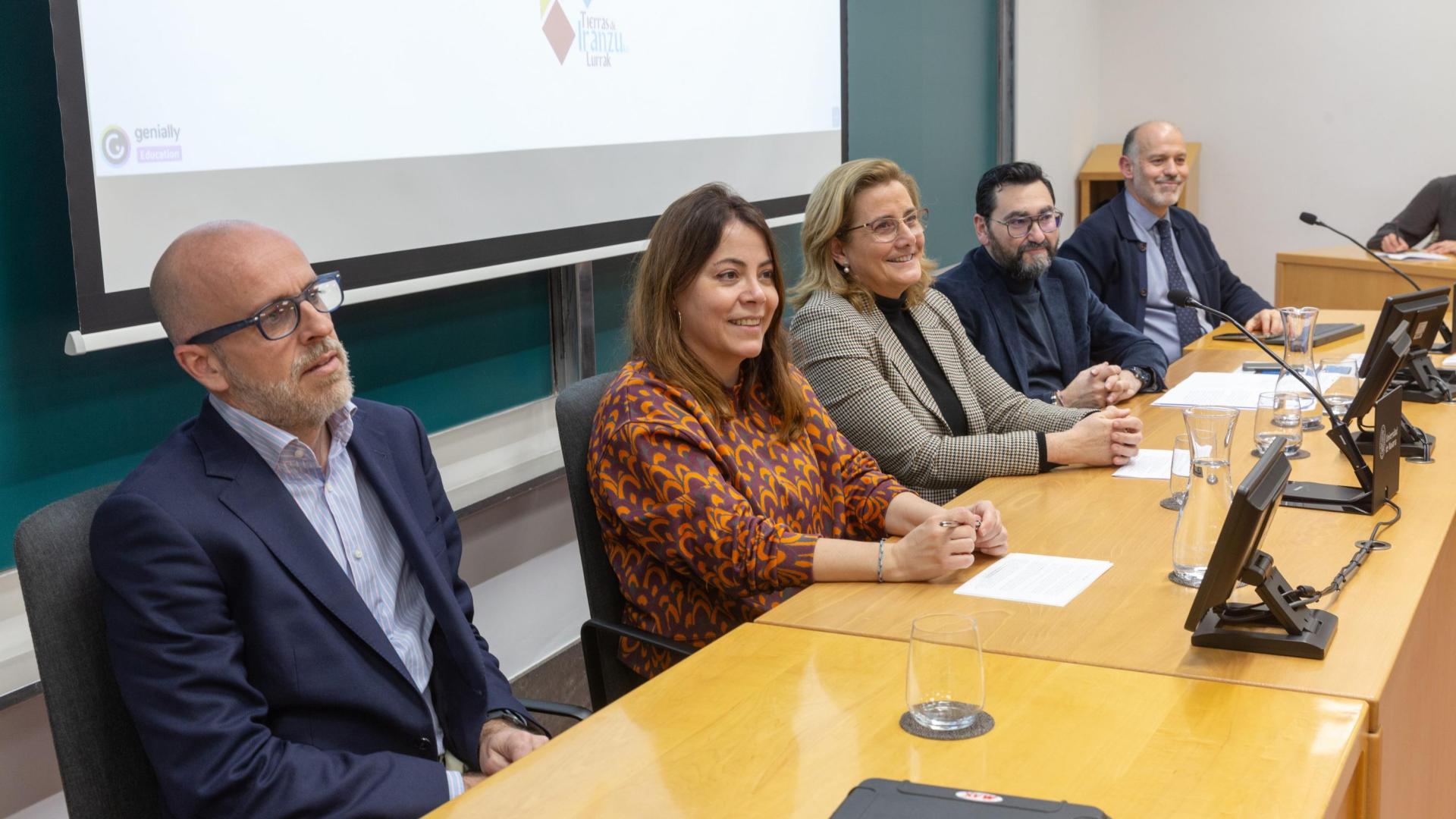 De izquierda a derecha, Alfonso Vericat, director del Servicio de Prácticas y Empleo de la Universidad; Izaskun Azcona, delegada en Navarra de la Fundación "la Caixa", la vicerrectora de Estudiantes, Rosalía Baena; el director general Administración Local y Despoblación del Gobierno foral, Jesús Mari Rodríguez y el profesor Juanjo Pons, durante la presentación del programa Revitalizar el patrimonio rural