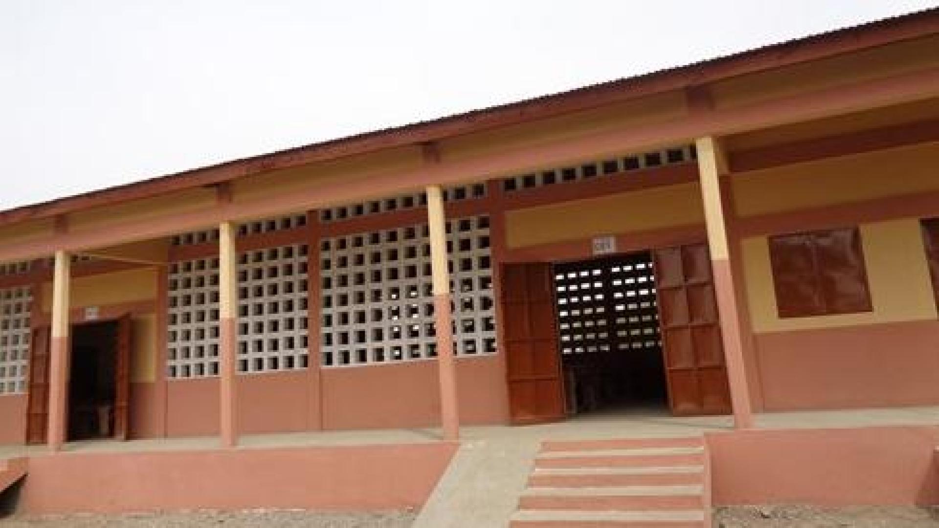 Proyecto ‘MEJORA DEL ACCESO A LA EDUCACIÓN PRIMARIA EN ZONA RURAL DEL NORTE DE TOGO’. Construcción de 2 edificios (uno con 3 aulas y otro con 3 aulas, despacho y almacén). Bloque de letrinas con 4 cabinas