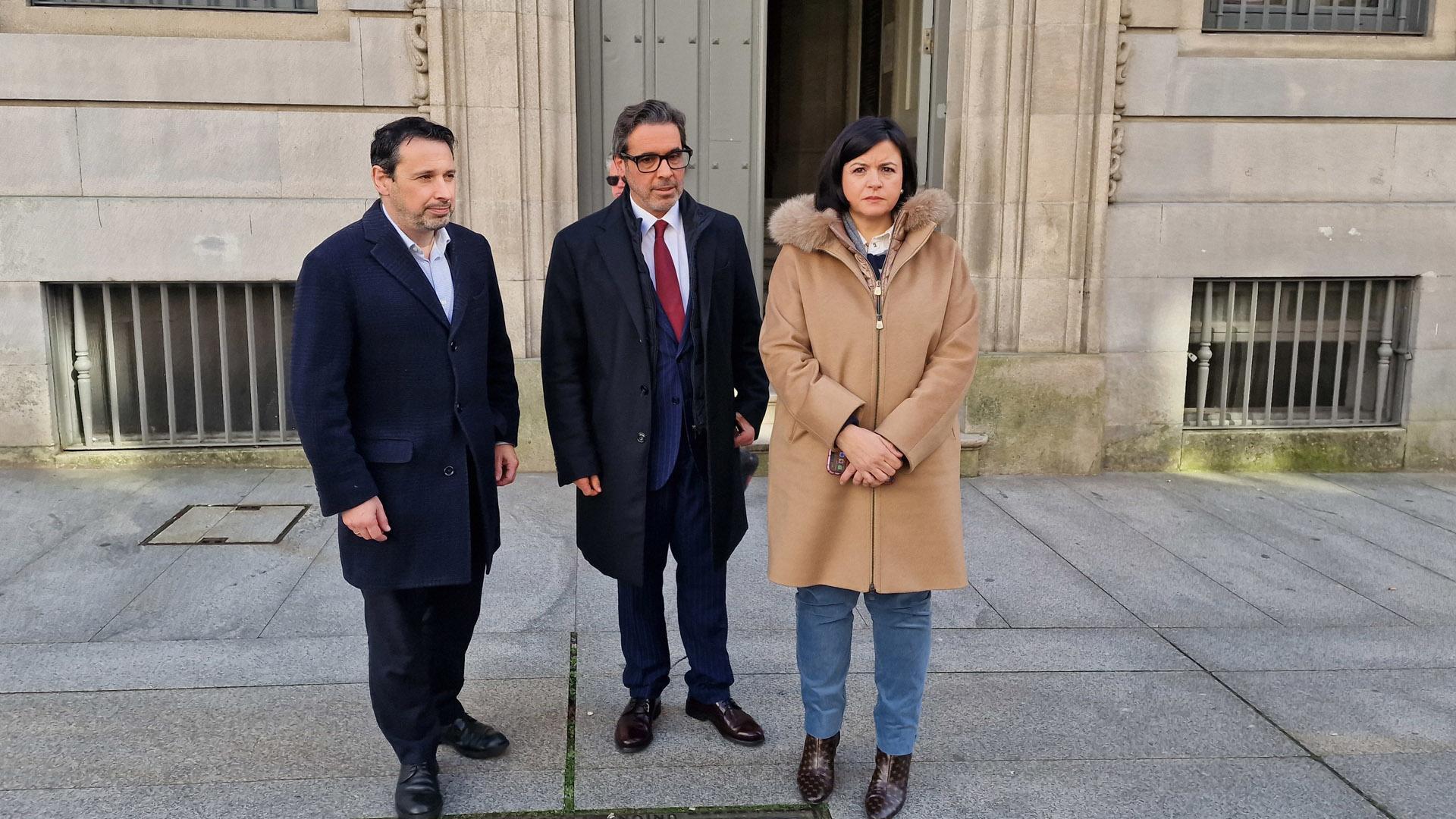 María José de Paz, portavoz de las familias de las víctimas del Villa de Pitanxo, junto a los abogados de éstas