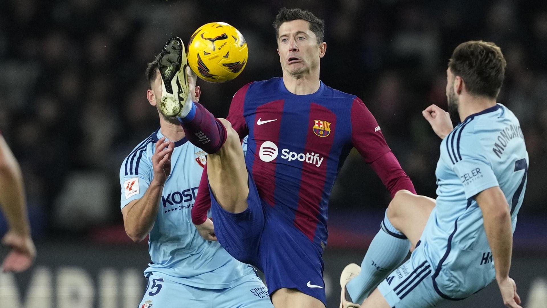 Moncayola pugna por el balón con Lewandowski