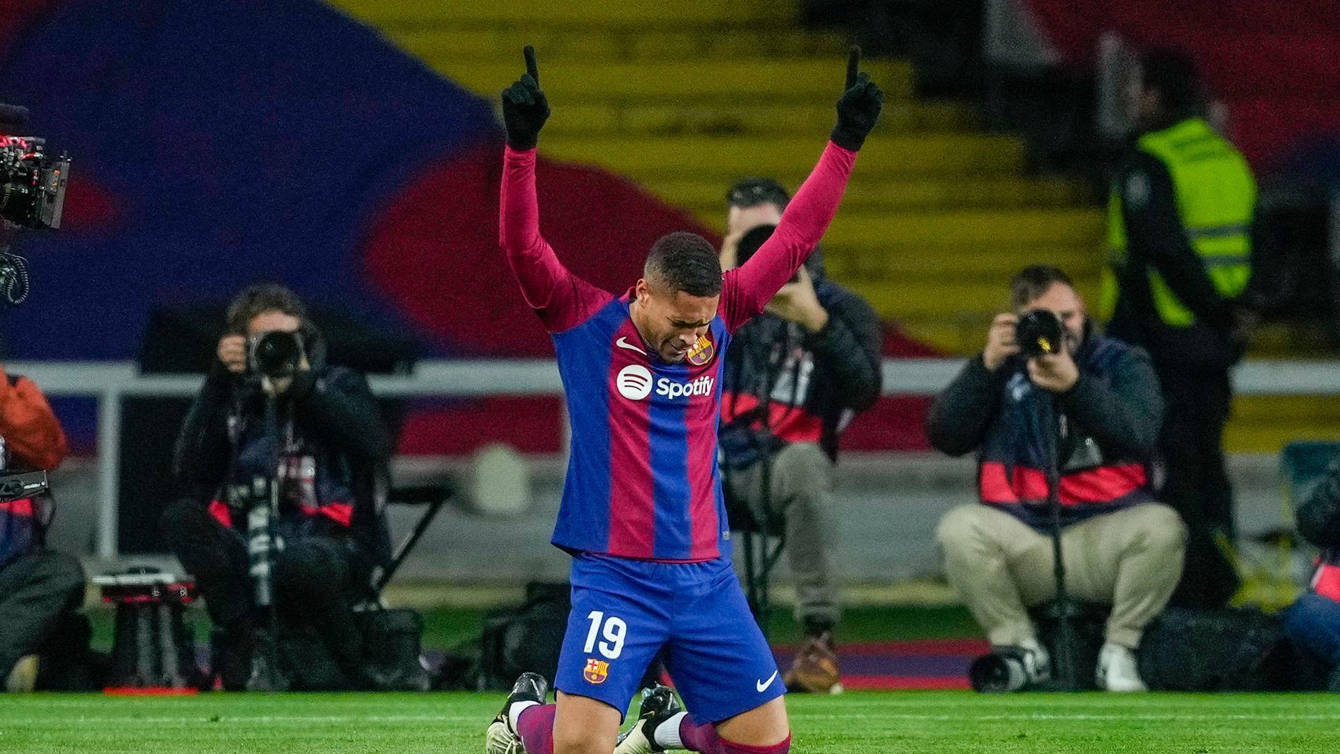 El delantero brasileño del Barcelona Vitor Roque celebra su gol
